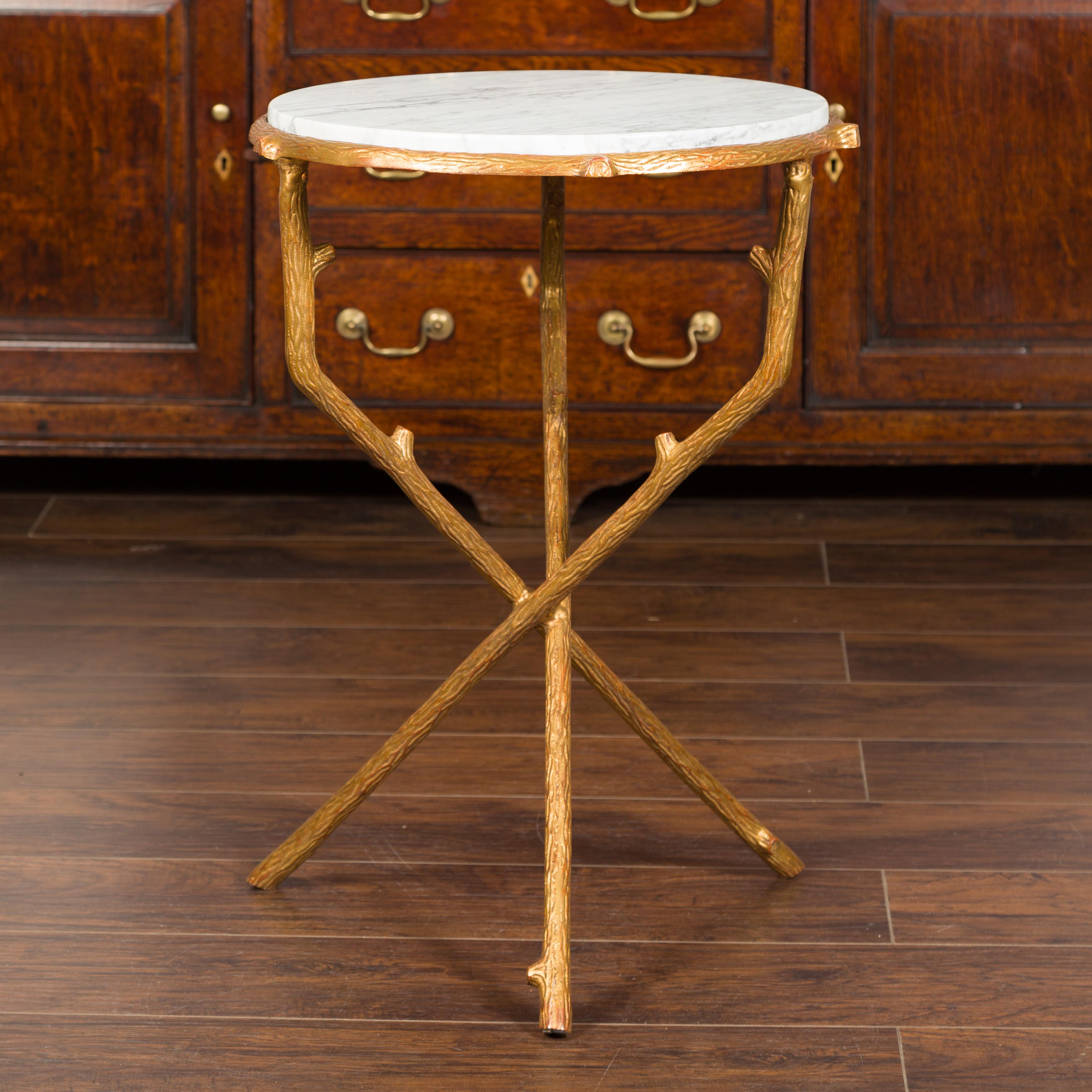 Mid-Century Modern Table d'appoint française en métal doré avec pieds en faux bois et plateau en marbre en vente
