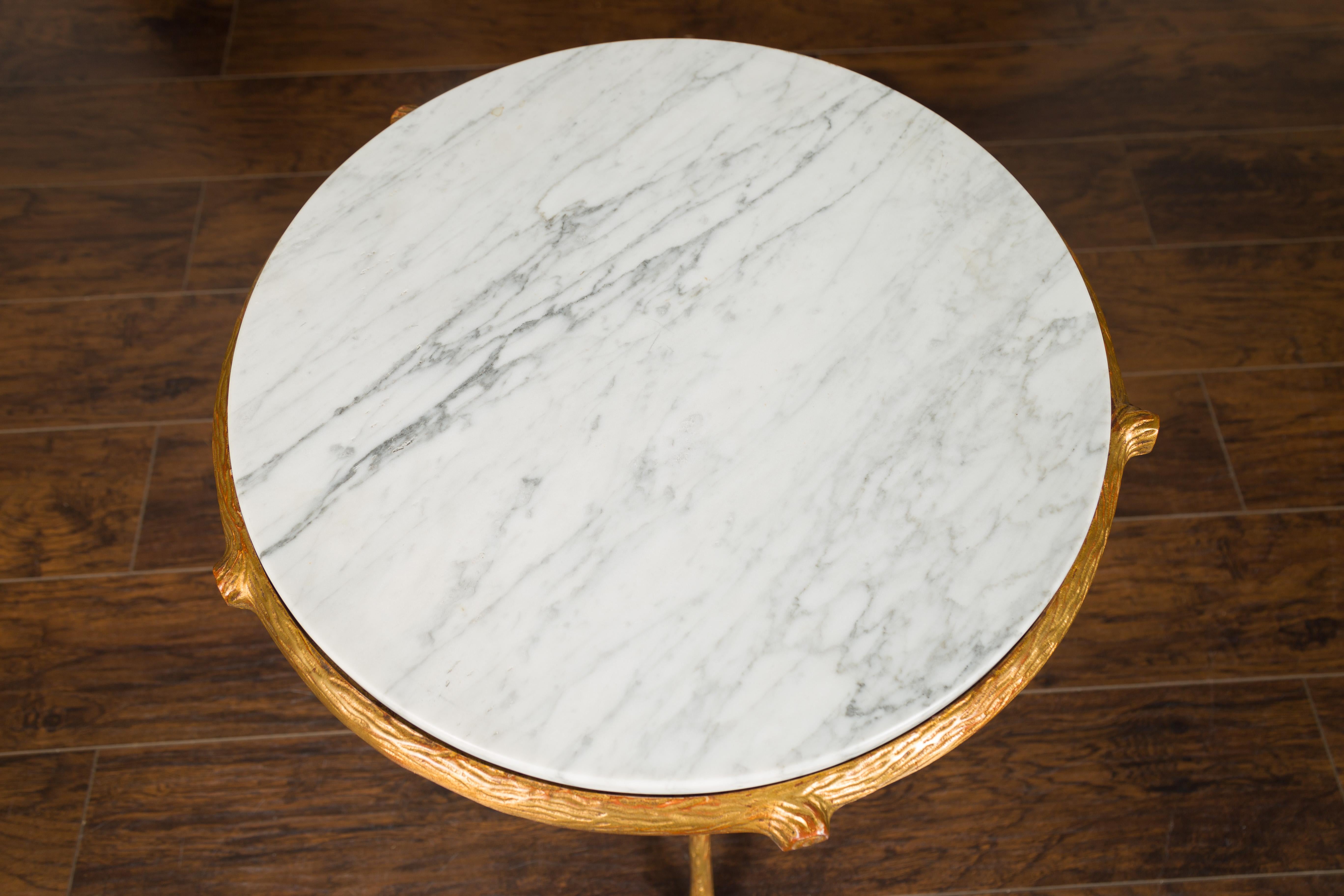 Français Table d'appoint française en métal doré avec pieds en faux bois et plateau en marbre en vente