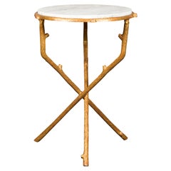 Table d'appoint française en métal doré avec pieds en faux bois et plateau en marbre