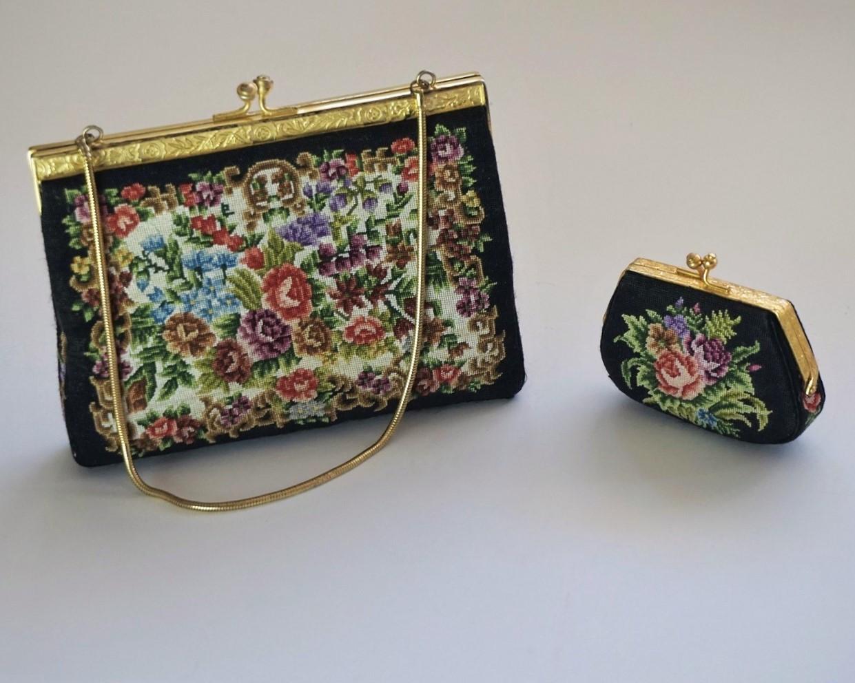 Art nouveau Ensemble de pochettes et porte-monnaie en gobelin:: circa 1920 en vente