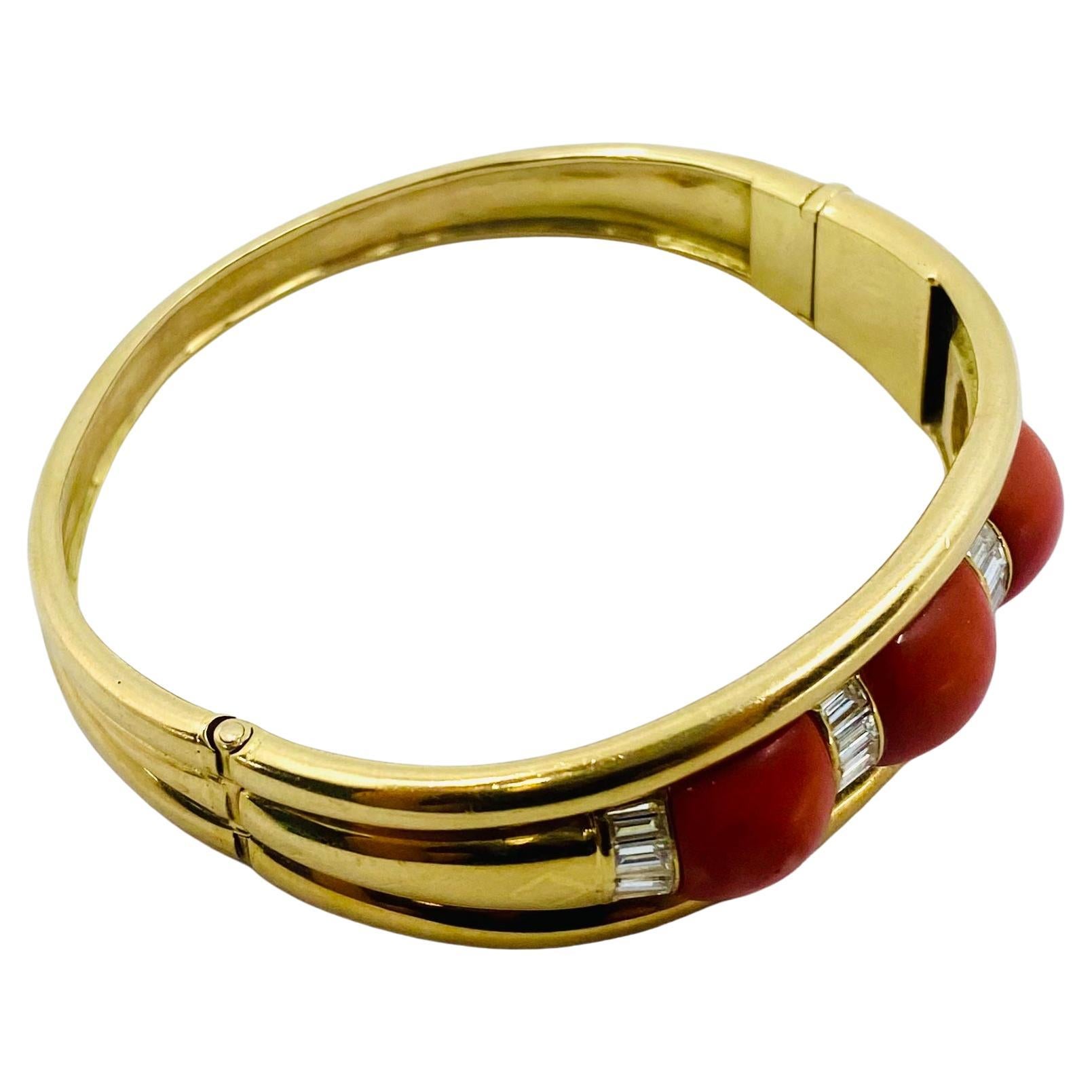 Bracelet jonc vintage français en or, corail et diamants en vente 1