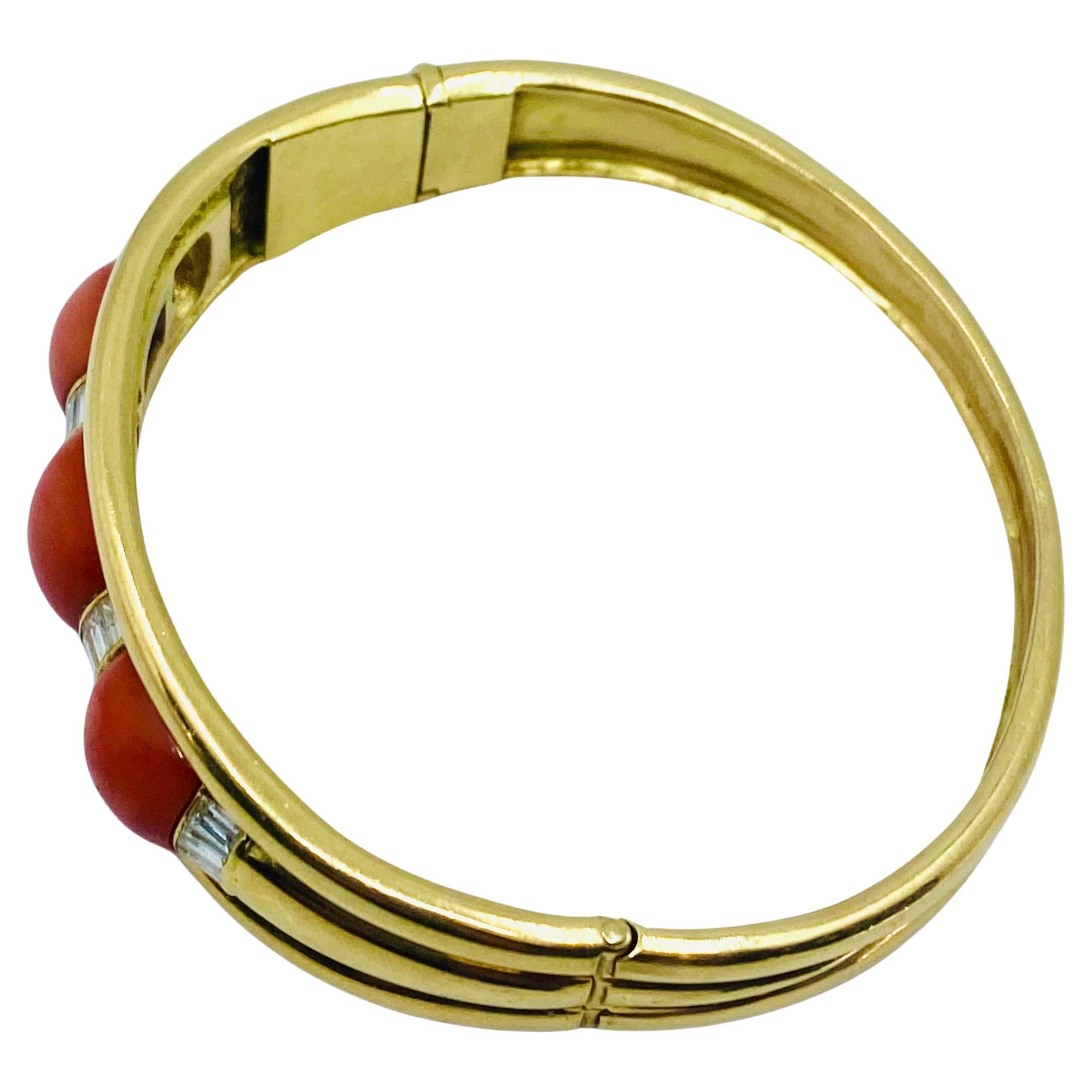 Bracelet jonc vintage français en or, corail et diamants en vente 2