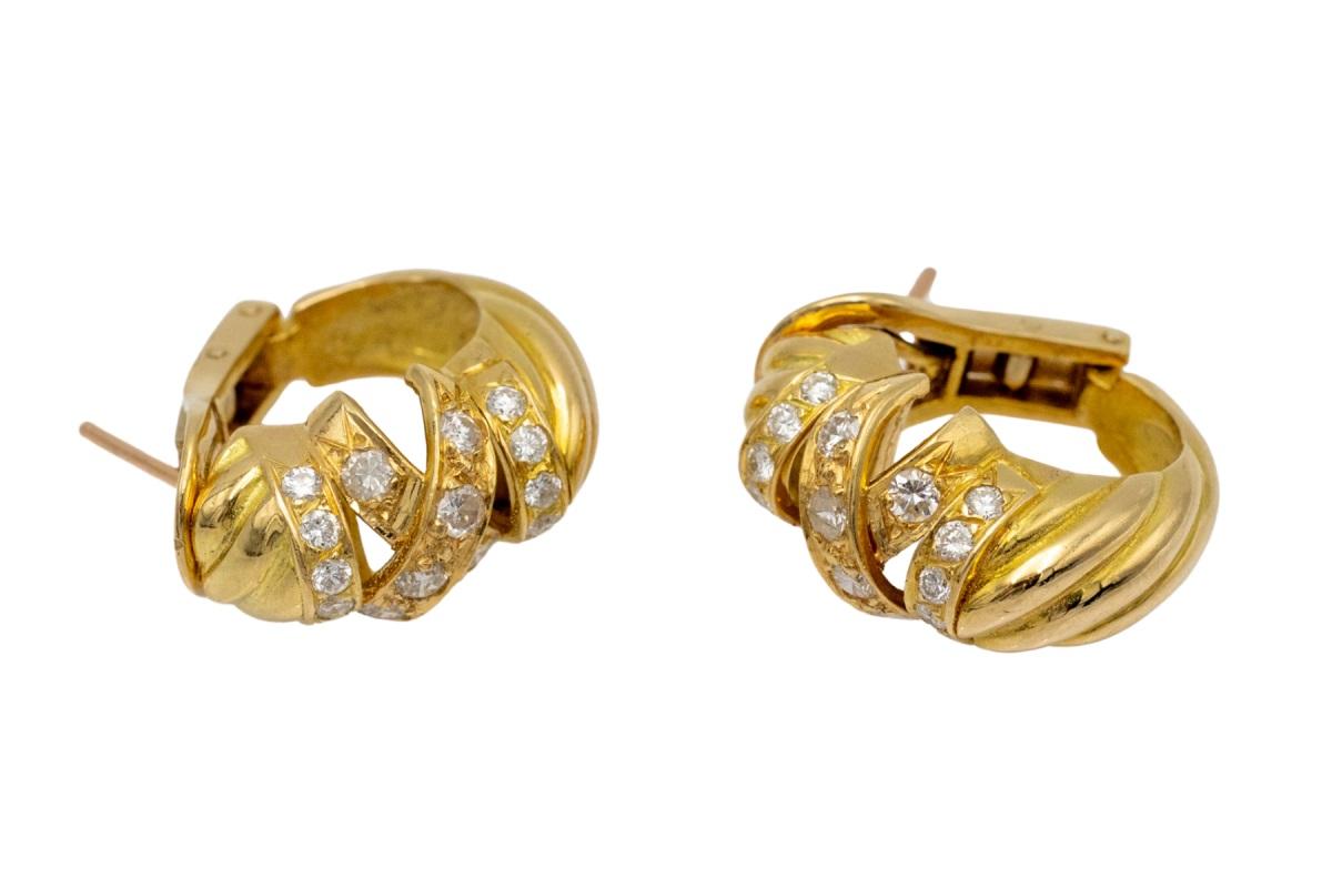 Vintage hoop earrings made of 18 carat yellow gold. Elegant vintage earrings with diamonds, made in France in the 1960s. 
Very good condition.

Lenght : 2,2 cm 
Width : 0.8 cm 
Weight : 22.8g


