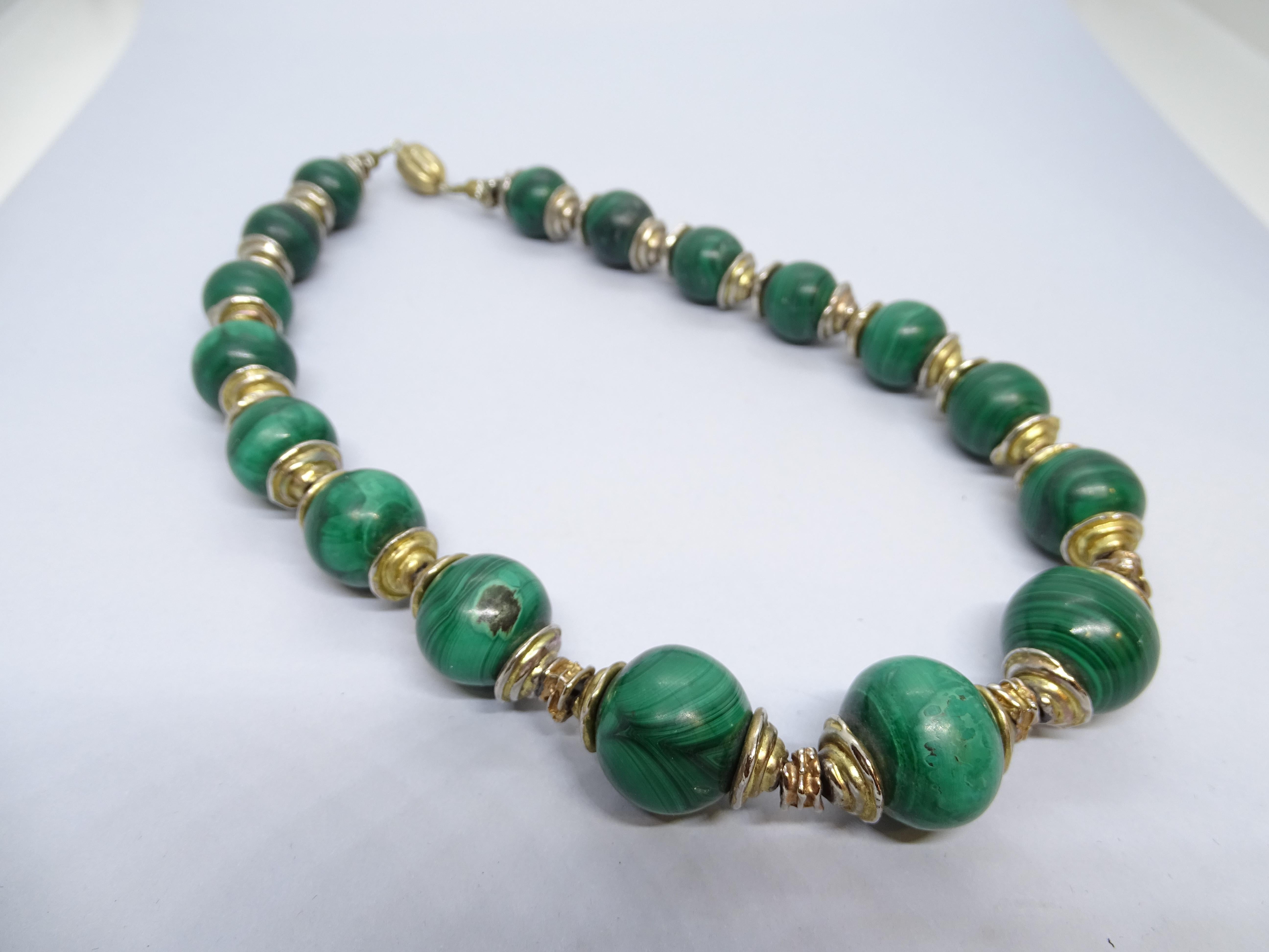 Very Beautiful French necklace with malachite balls  set in gold-plated metal. Clasp or screw closure.
Vintage French fine jewelry necklace from the 70s, in very good condition for its age and use. Beautiful green color with the characteristic veins