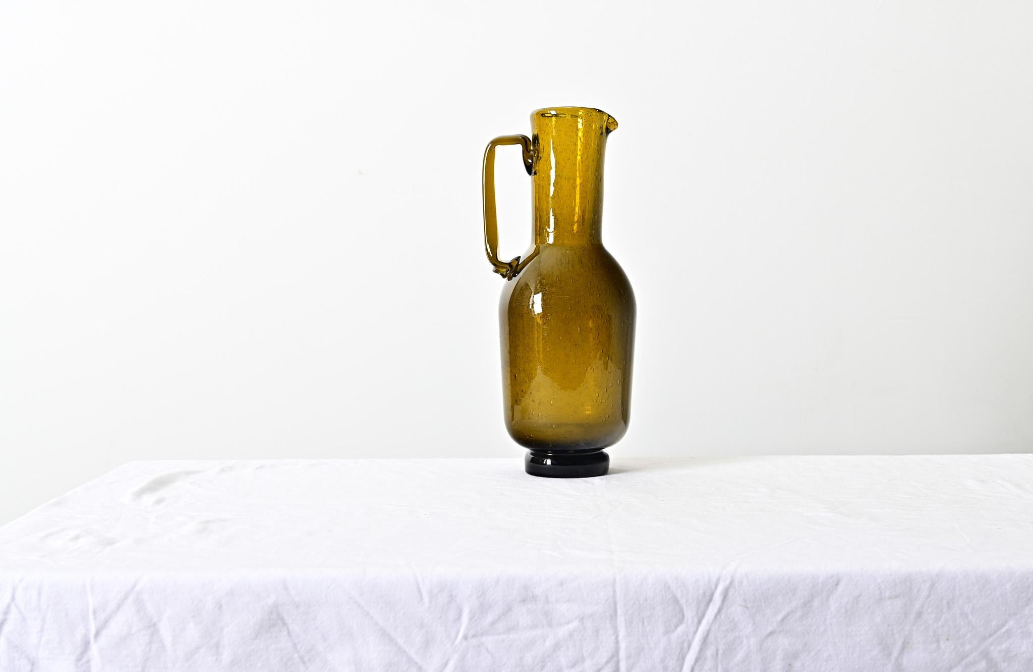 Moderne Pichet en verre ambré lourd vintage français en vente