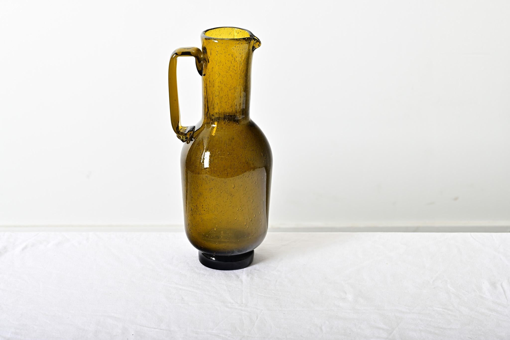 Français Pichet en verre ambré lourd vintage français en vente