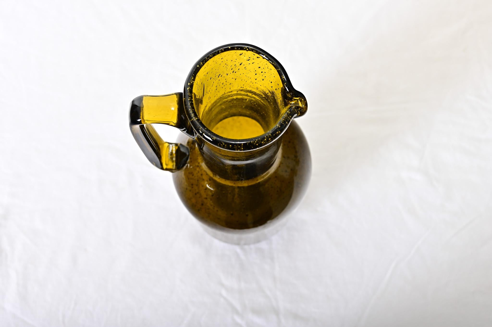 Vernissé Pichet en verre ambré lourd vintage français en vente