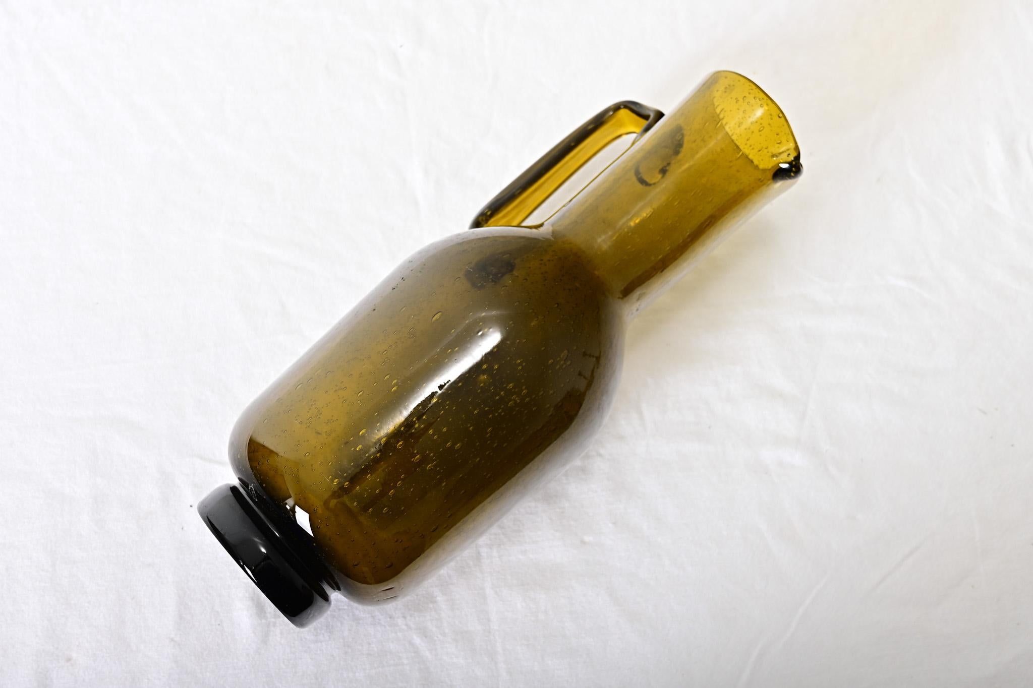 Pichet en verre ambré lourd vintage français Bon état - En vente à Baton Rouge, LA