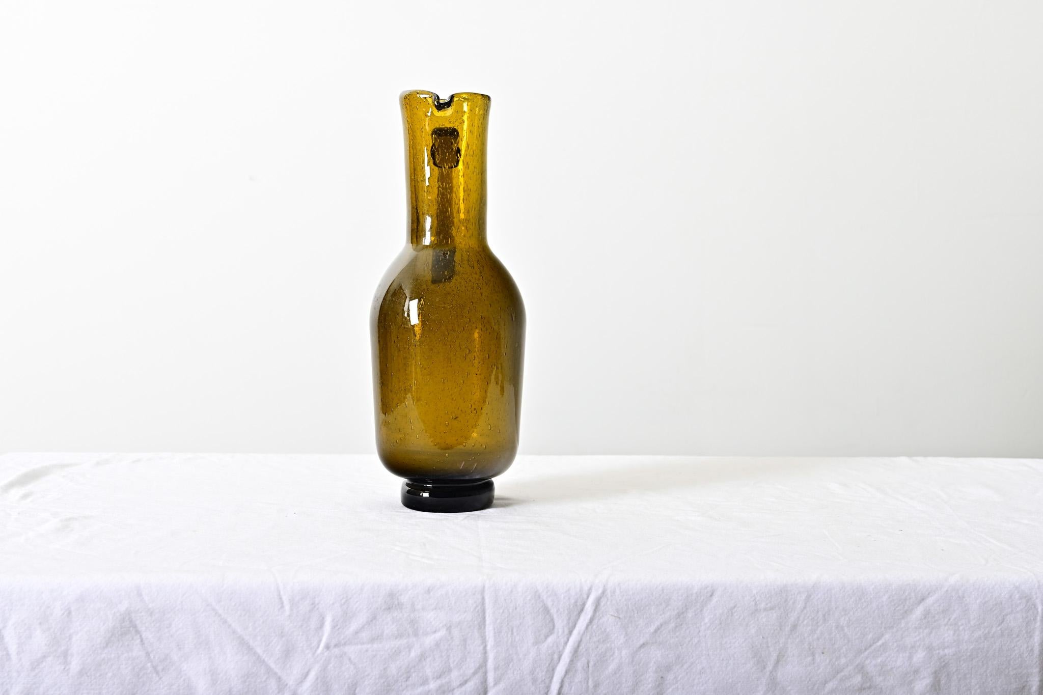 20ième siècle Pichet en verre ambré lourd vintage français en vente