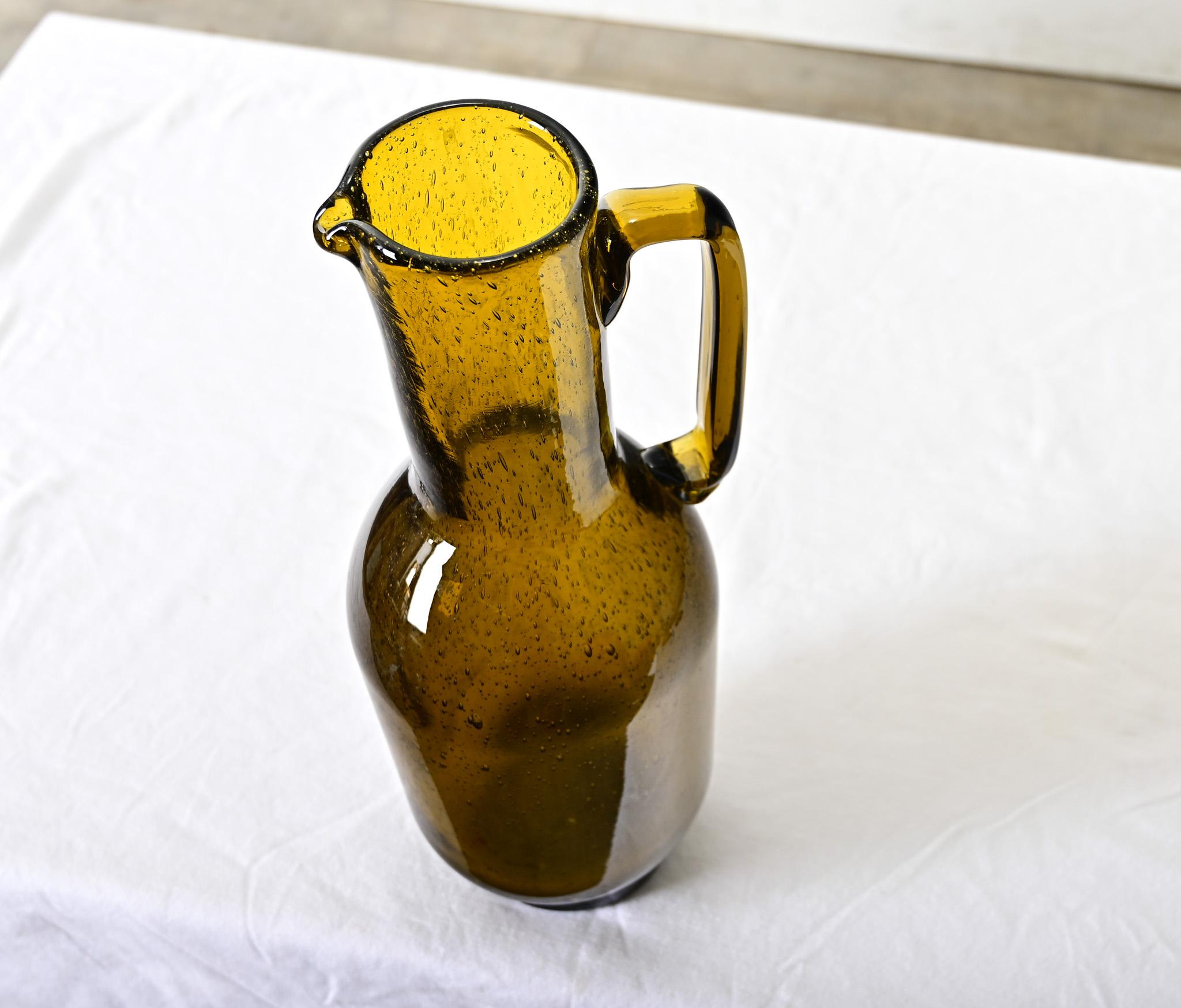 Verre Pichet en verre ambré lourd vintage français en vente