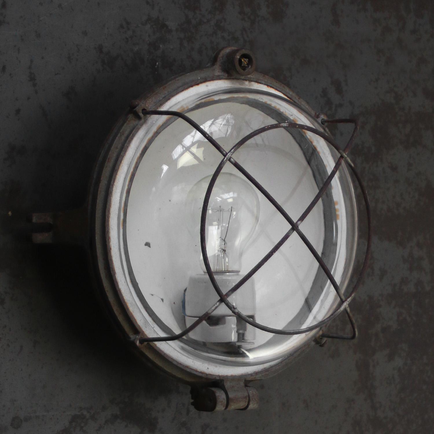 Industriale Applique in ghisa industriale d'epoca francese con vetro trasparente in vendita