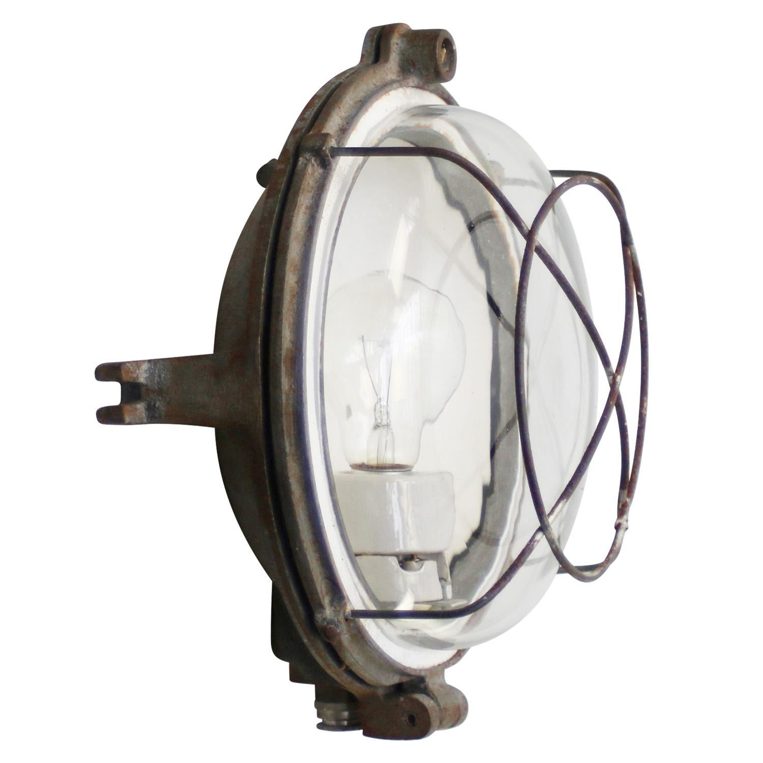 Francese Applique in ghisa industriale d'epoca francese con vetro trasparente in vendita