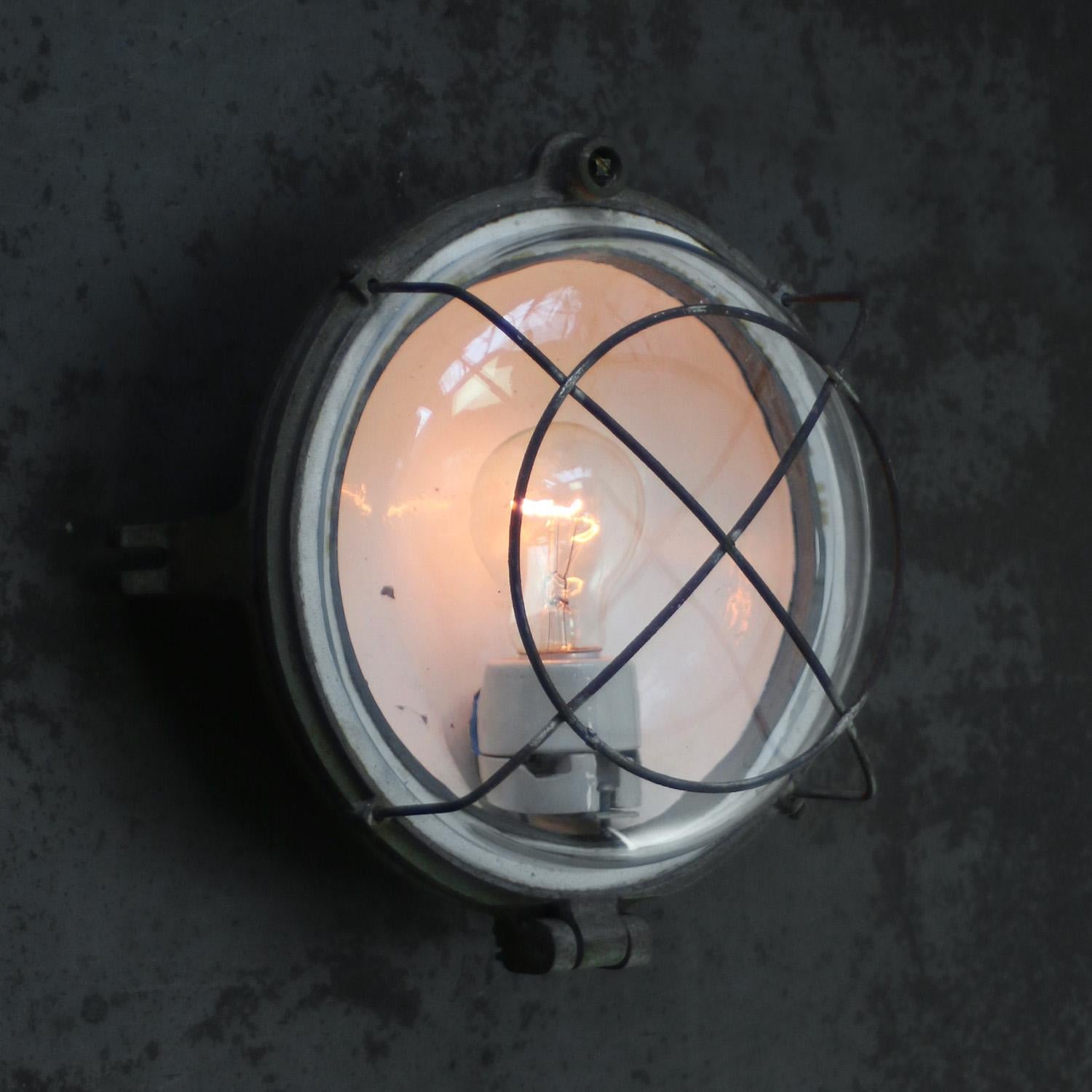 Calco Applique in ghisa industriale d'epoca francese con vetro trasparente in vendita