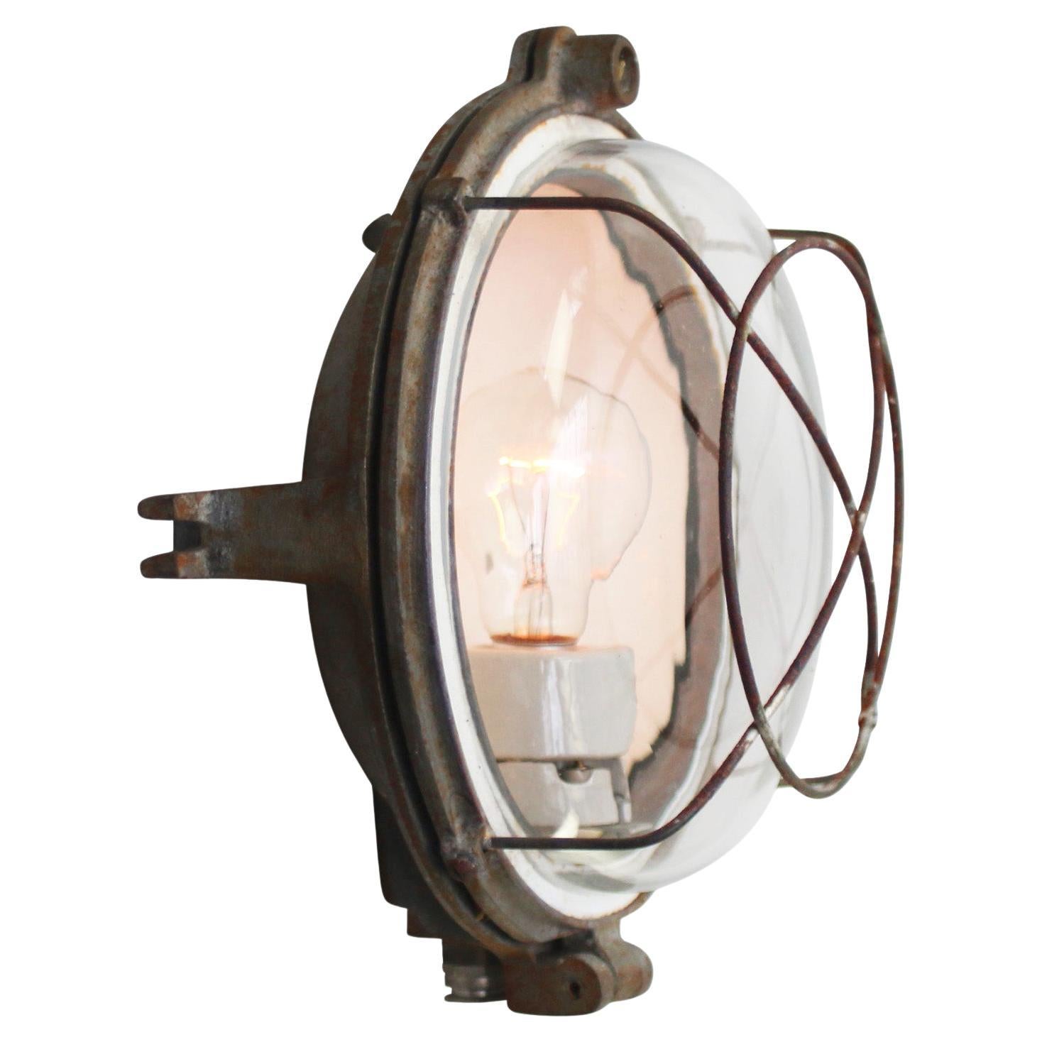 Applique in ghisa industriale d
epoca francese con vetro trasparente