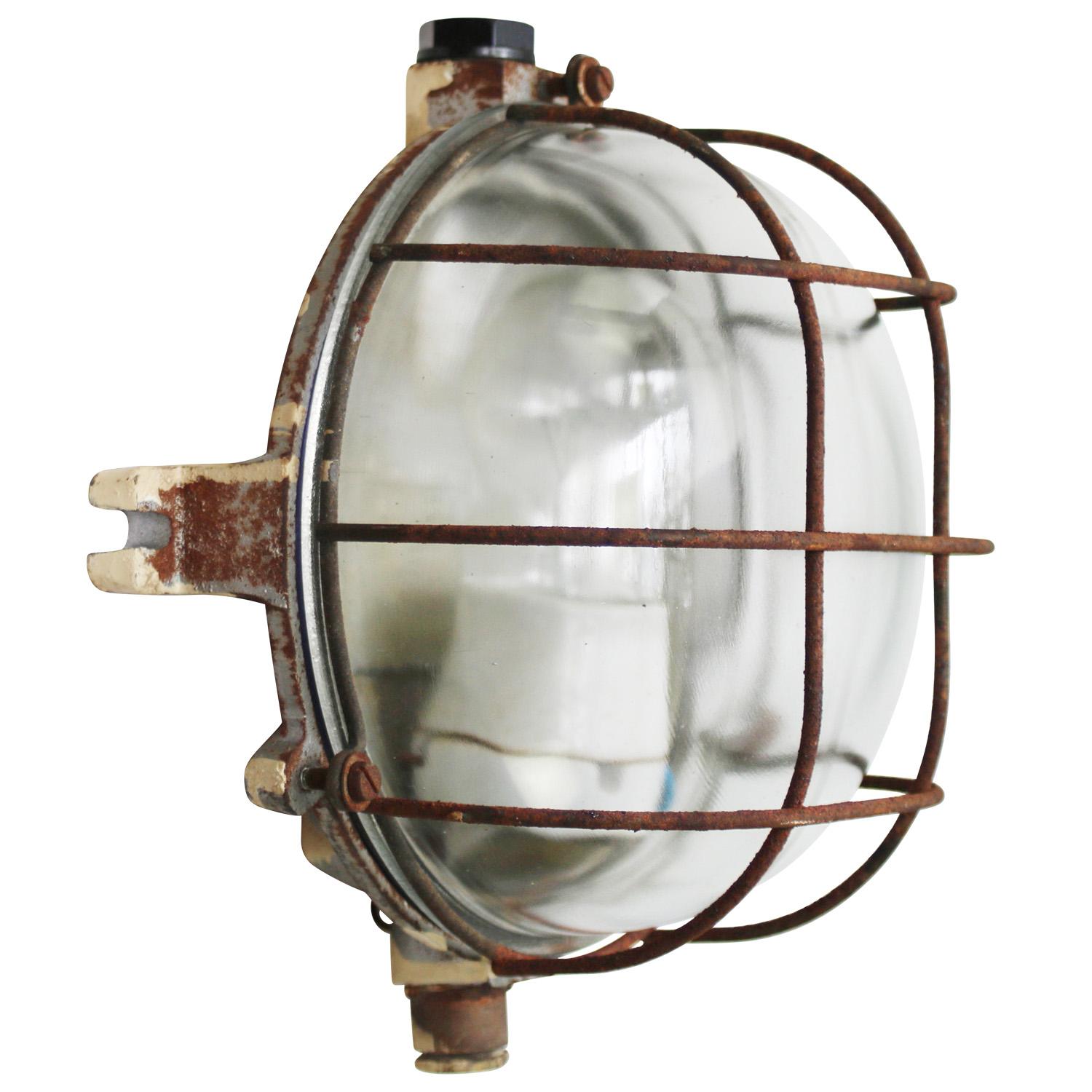 Lampada da parete/soffitto industriale francese
Schienale in ghisa con vetro trasparente.

Peso: 2,50 kg / 5,5 lb

Prezzo per singolo articolo. Tutte le lampade sono state rese idonee dagli standard internazionali per le lampadine a incandescenza, a