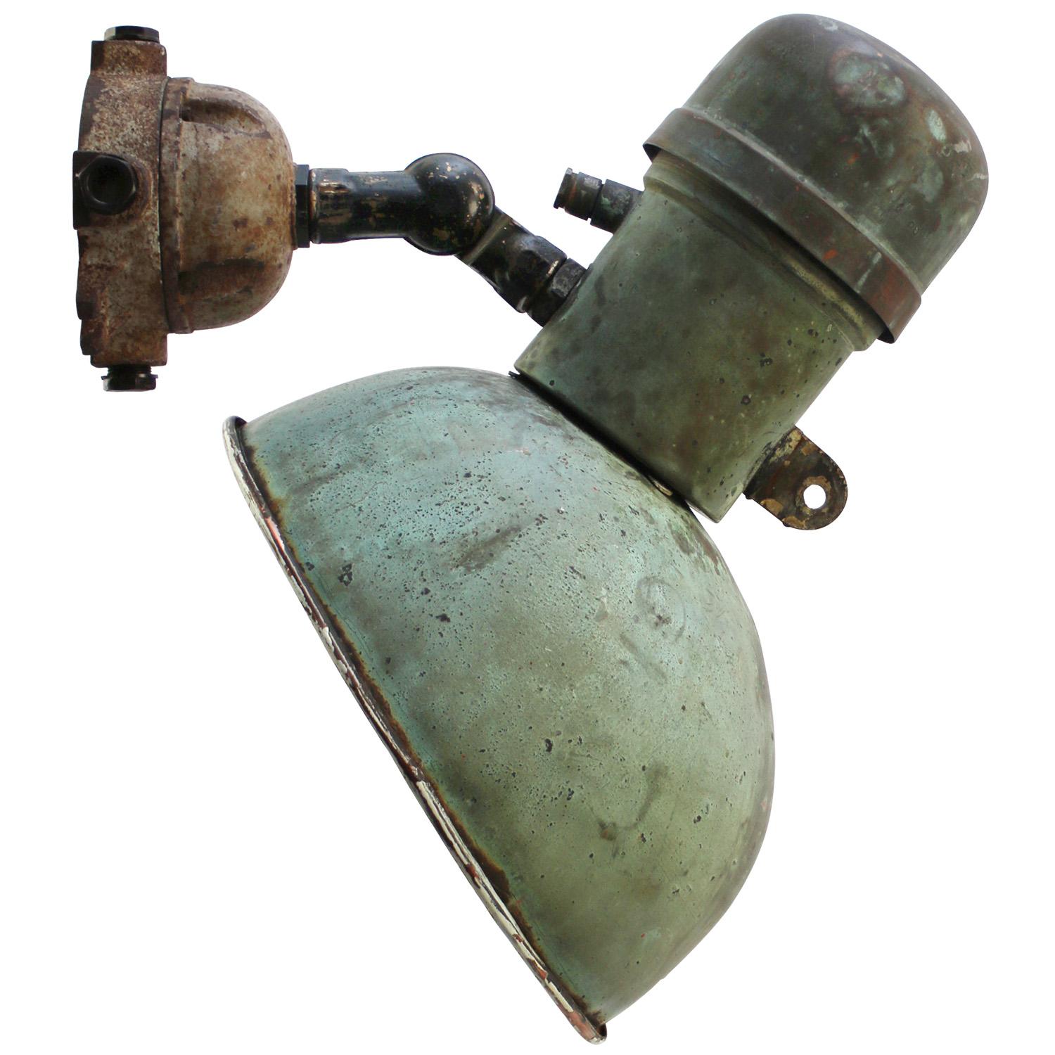 Large Vintage French copper street wall light
Green copper, cast iron base and brass arm

Diameter wall mount 18 cm

Weight: 6.90 kg / 15.2 lb

Priced per individual item. All lamps have been made suitable by international standards for