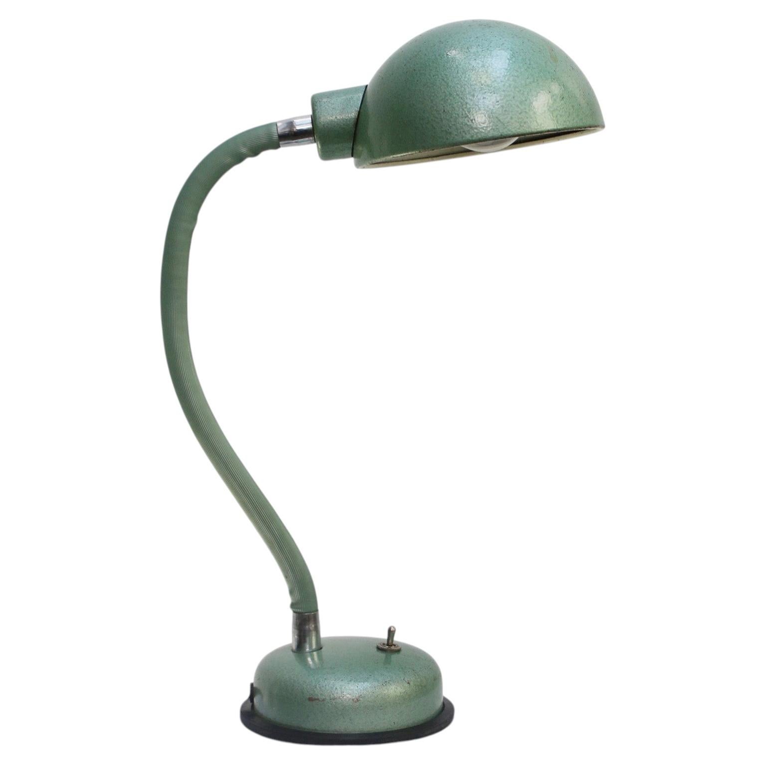 Lámpara de mesa de metal verde de estilo industrial vintage francesa, de Adher Lampes