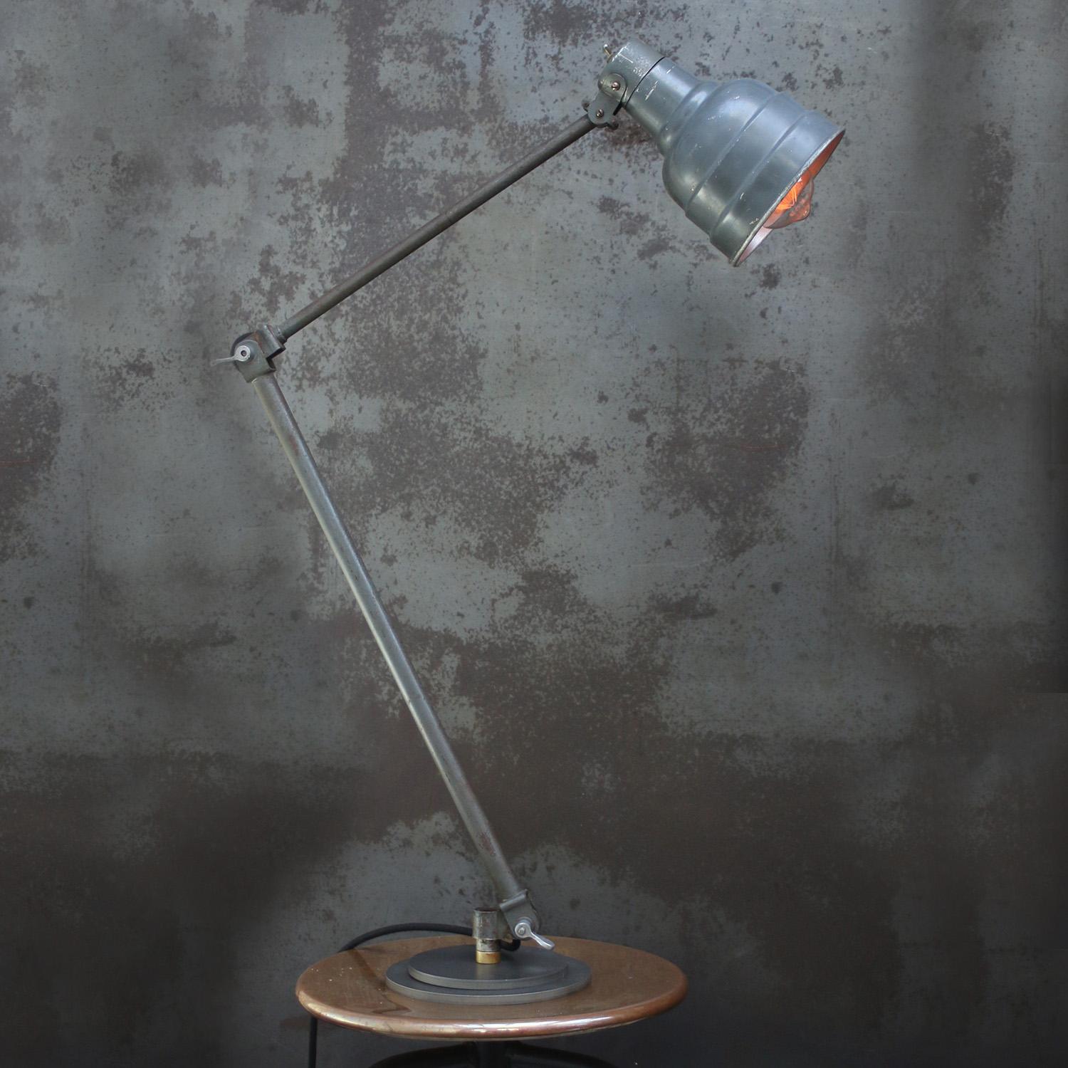 Lampe de travail de machiniste en métal gris français
réglable en hauteur et en angle
y compris la prise et l'interrupteur dans l'abat-jour

Disponible avec une prise UK / US

Poids : 3,90 kg / 8,6 lb

Le prix est fixé par article individuel. Toutes