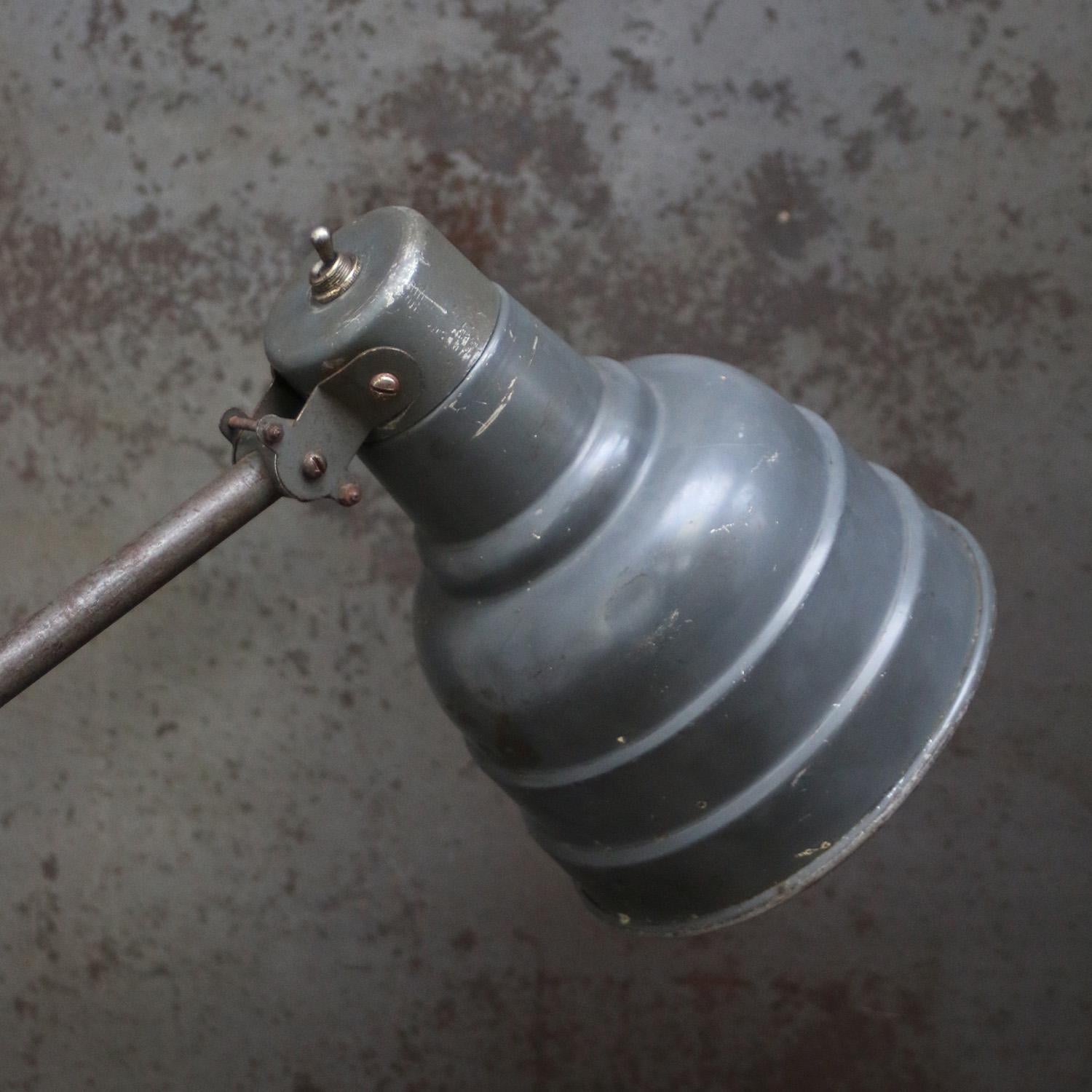 Français Lampe de table Machinist française vintage industrielle en métal gris en vente