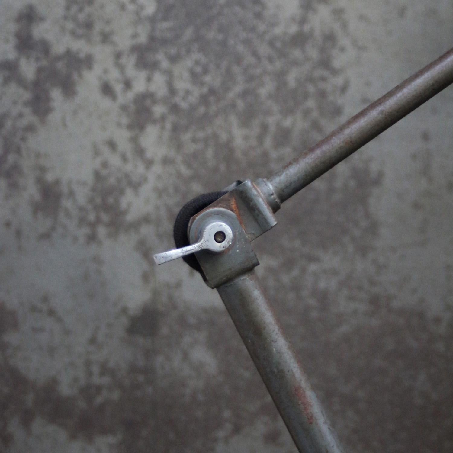 Moulage Lampe de table Machinist française vintage industrielle en métal gris en vente