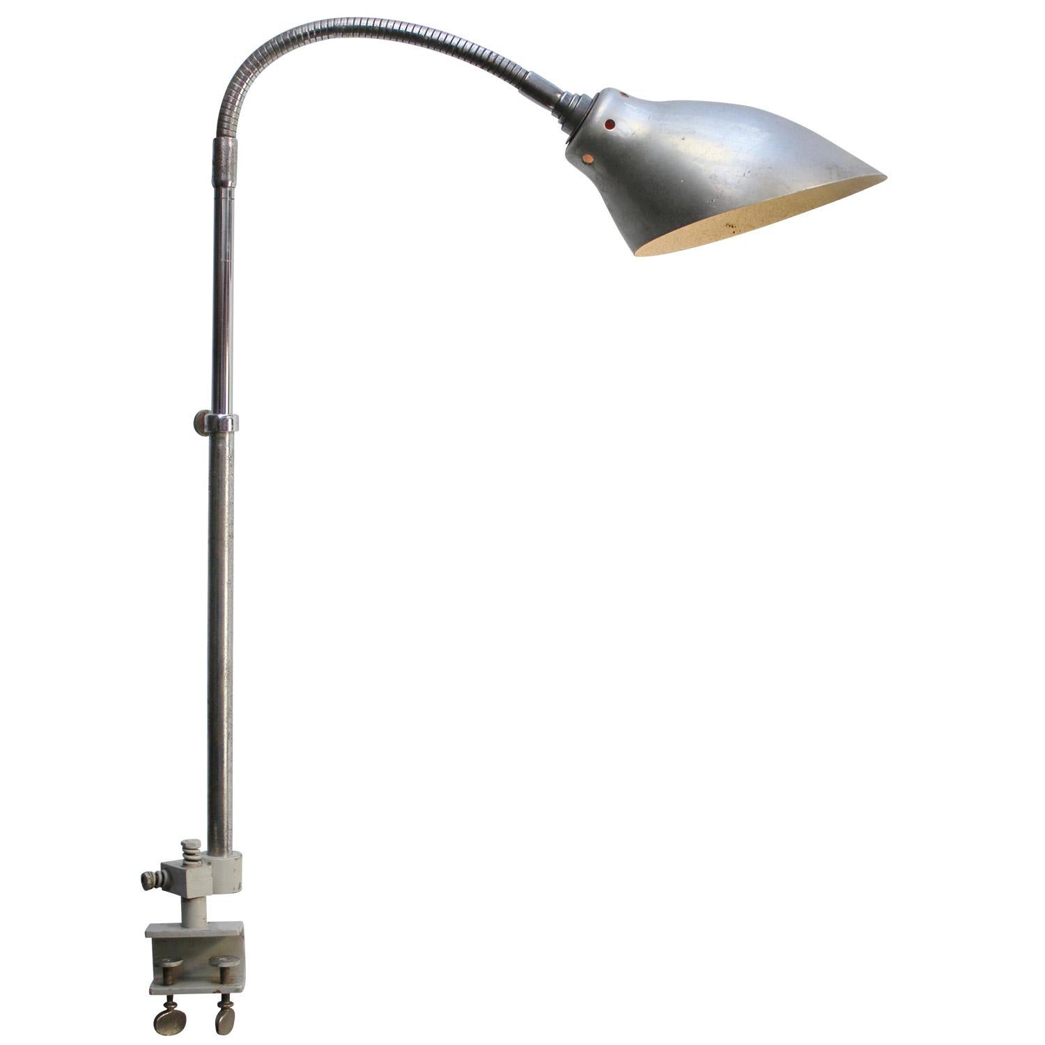 Lampe de travail de machiniste à col de cygne en fer et aluminium par Ki-É-Klair, France. ca 1950
réglable en hauteur et en angle
y compris la fiche et l'interrupteur

Support d'ampoule B22

Disponible avec une prise UK / US

Poids : 1,70 kg / 3,7