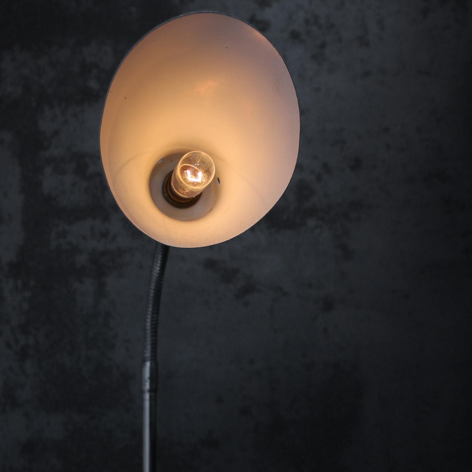 Français Lampe de table de machiniste en m�étal vintage industriel français par Ki-É-Klair en vente