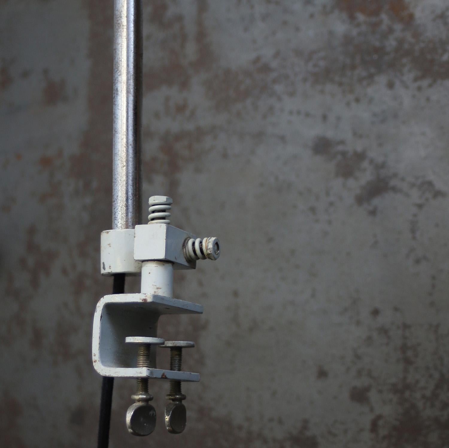 20ième siècle Lampe de table de machiniste en métal vintage industriel français par Ki-É-Klair en vente