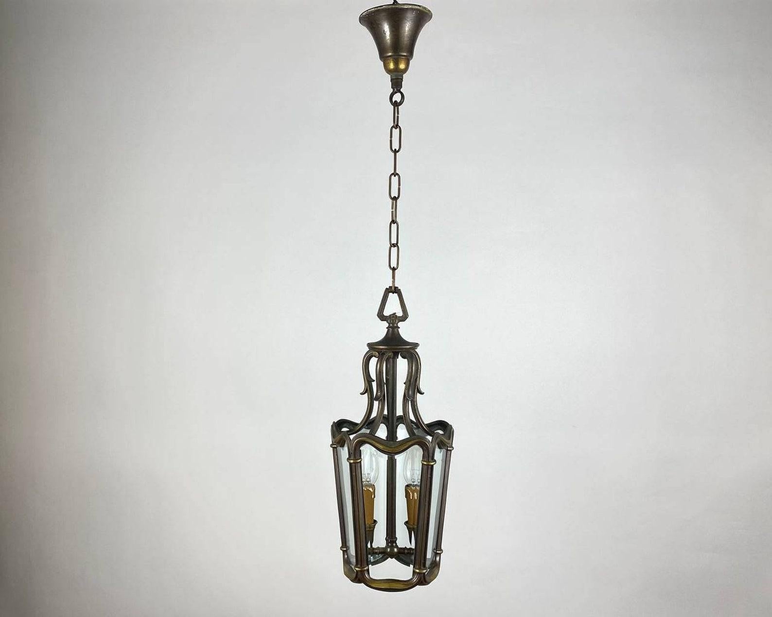 Vintage Five Sided Forged Bronze and glass ceiling lantern. 

France, Circa 1960s. 

Décorez votre plafond avec une lanterne pentagonale en bronze du milieu du 20e siècle. 

 Cette lanterne est entièrement en bronze avec un décor doré et