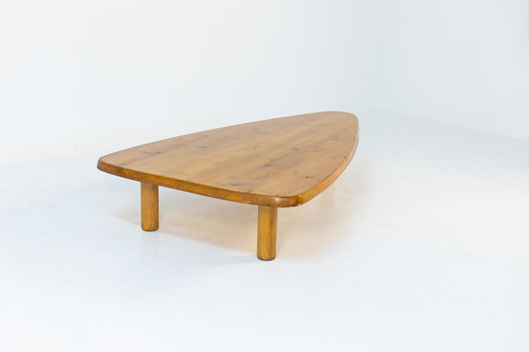 Wonderful large wooden coffee table of fine French manufacture from the 1950s.
The coffee table has a beautiful elongated triangular shape. Made entirely of light-coloured treated pine wood, it adds a touch of warmth to the area in which it is