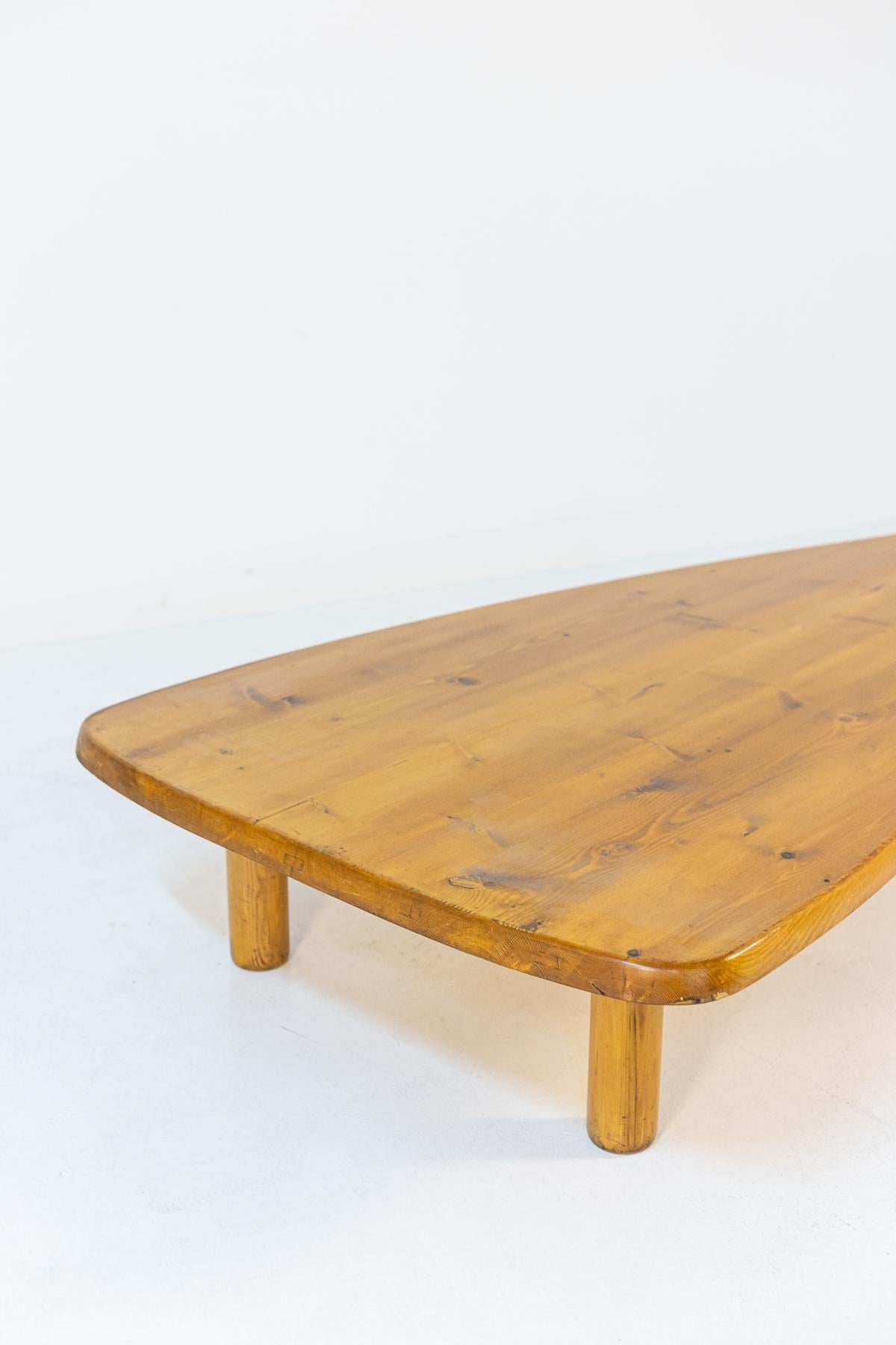 Français Grande table basse française vintage en bois de pin