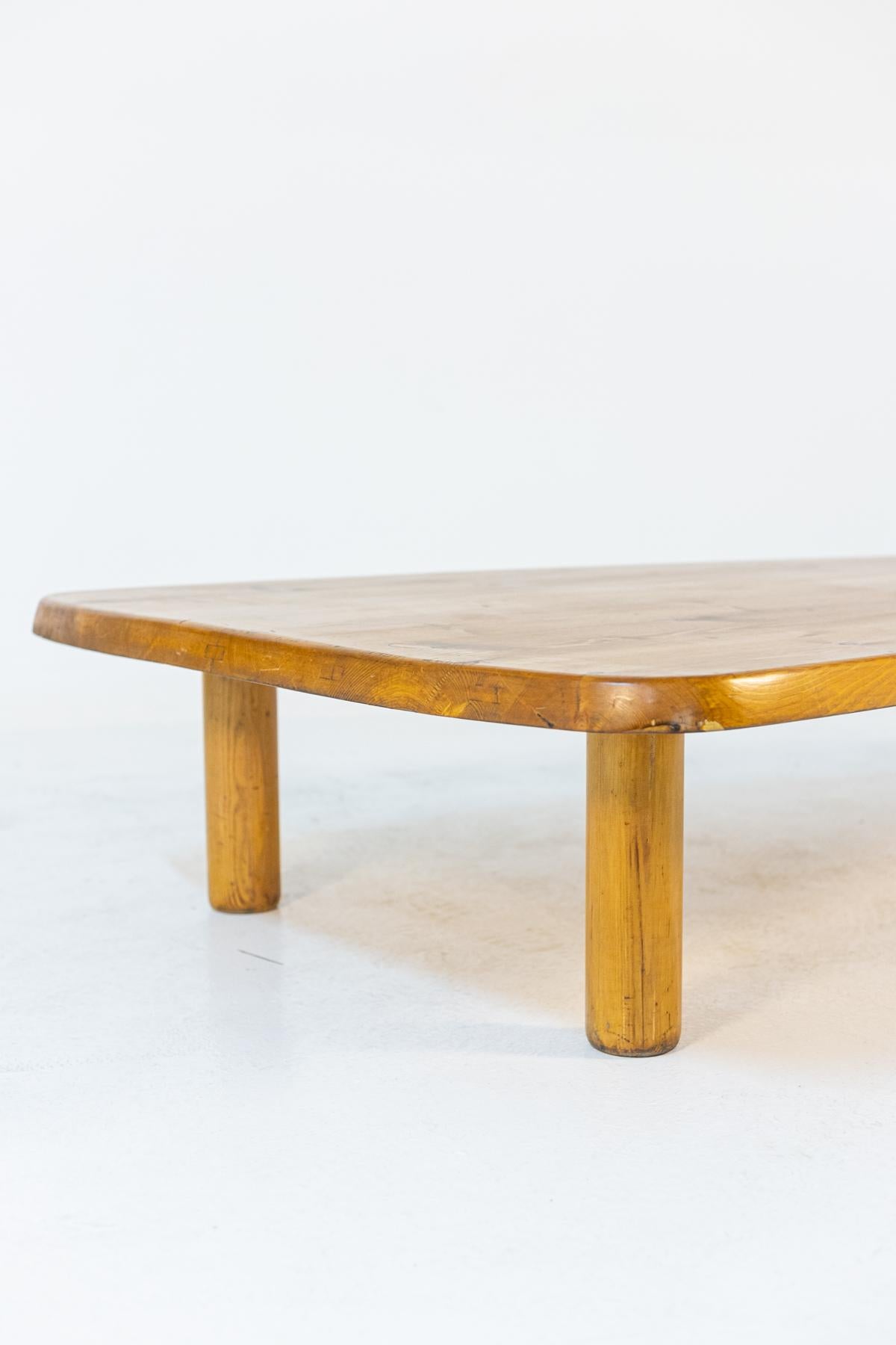Milieu du XXe siècle Grande table basse française vintage en bois de pin