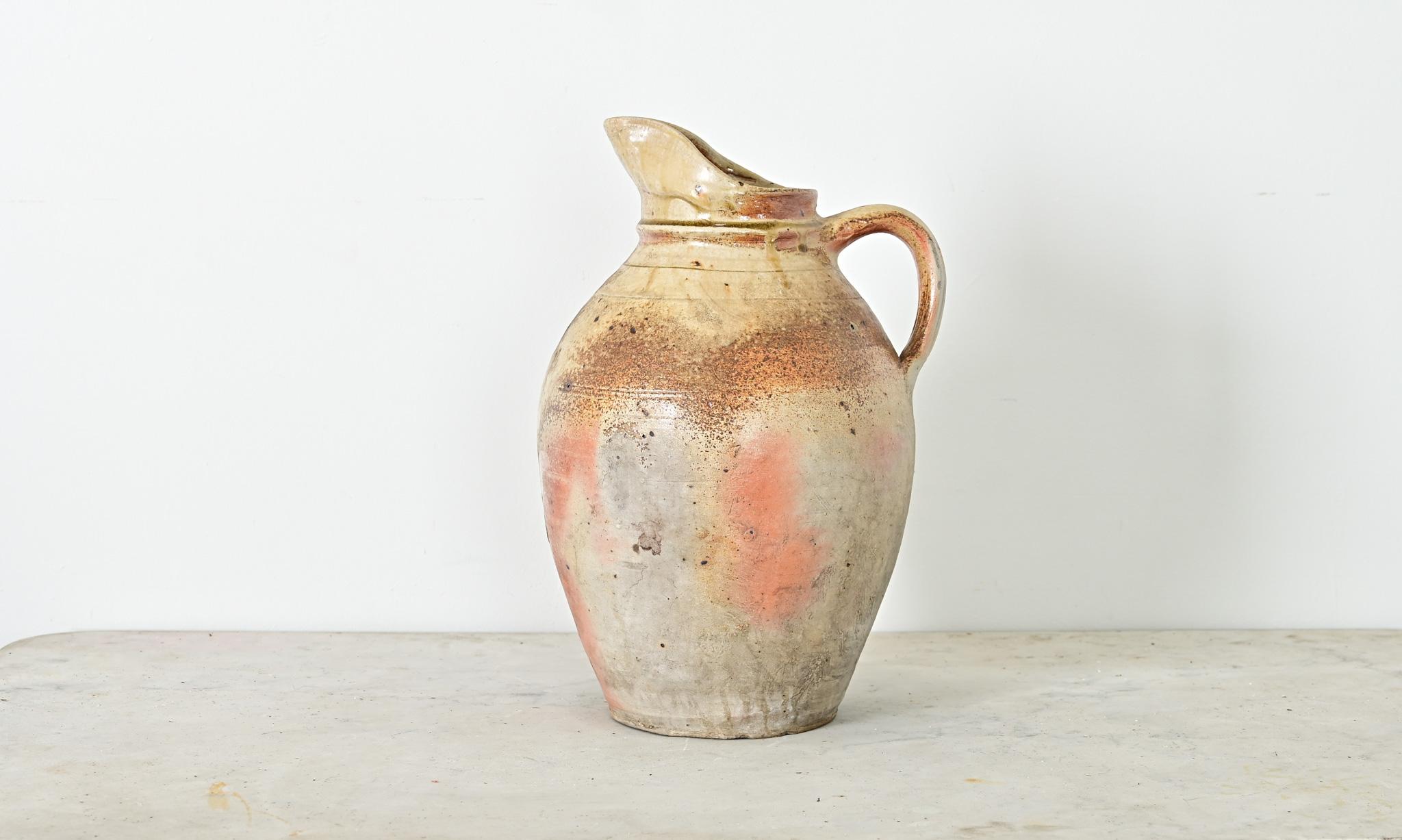 French Vintage Large Stoneware Pitcher (Französische Provence) im Angebot