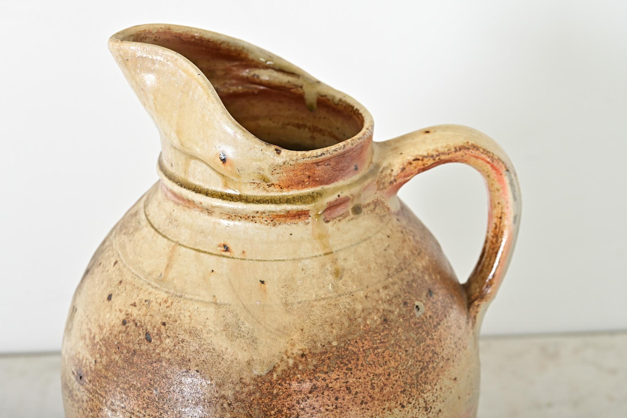 French Vintage Large Stoneware Pitcher (Französisch) im Angebot