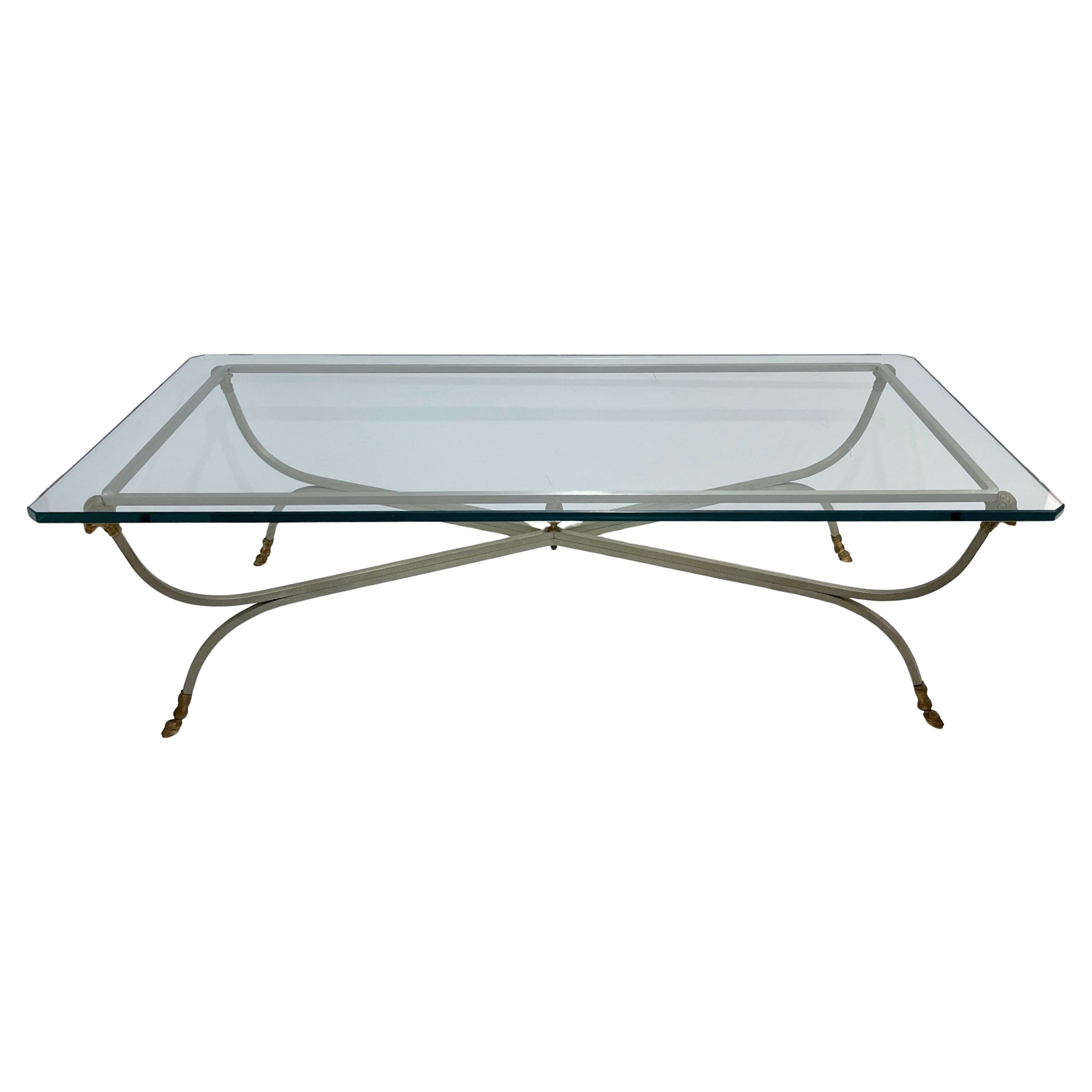 Dieser elegante französische Vintage-Couchtisch, der dem Maison Jansen zugeschrieben wird, verkörpert die Raffinesse und den zeitlosen Stil des Pariser Designs aus der Mitte des 20. Die sich kreuzenden Stahlbeine mit handgefertigter Beize und die