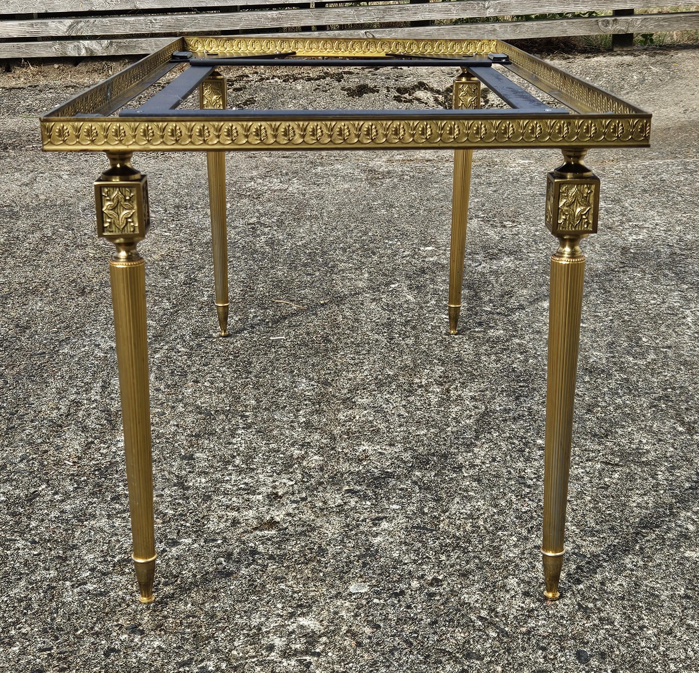 Mesa de centro francesa vintage de mármol y latón-Mesa de salón-Estilo Regencia años 60 en venta 3