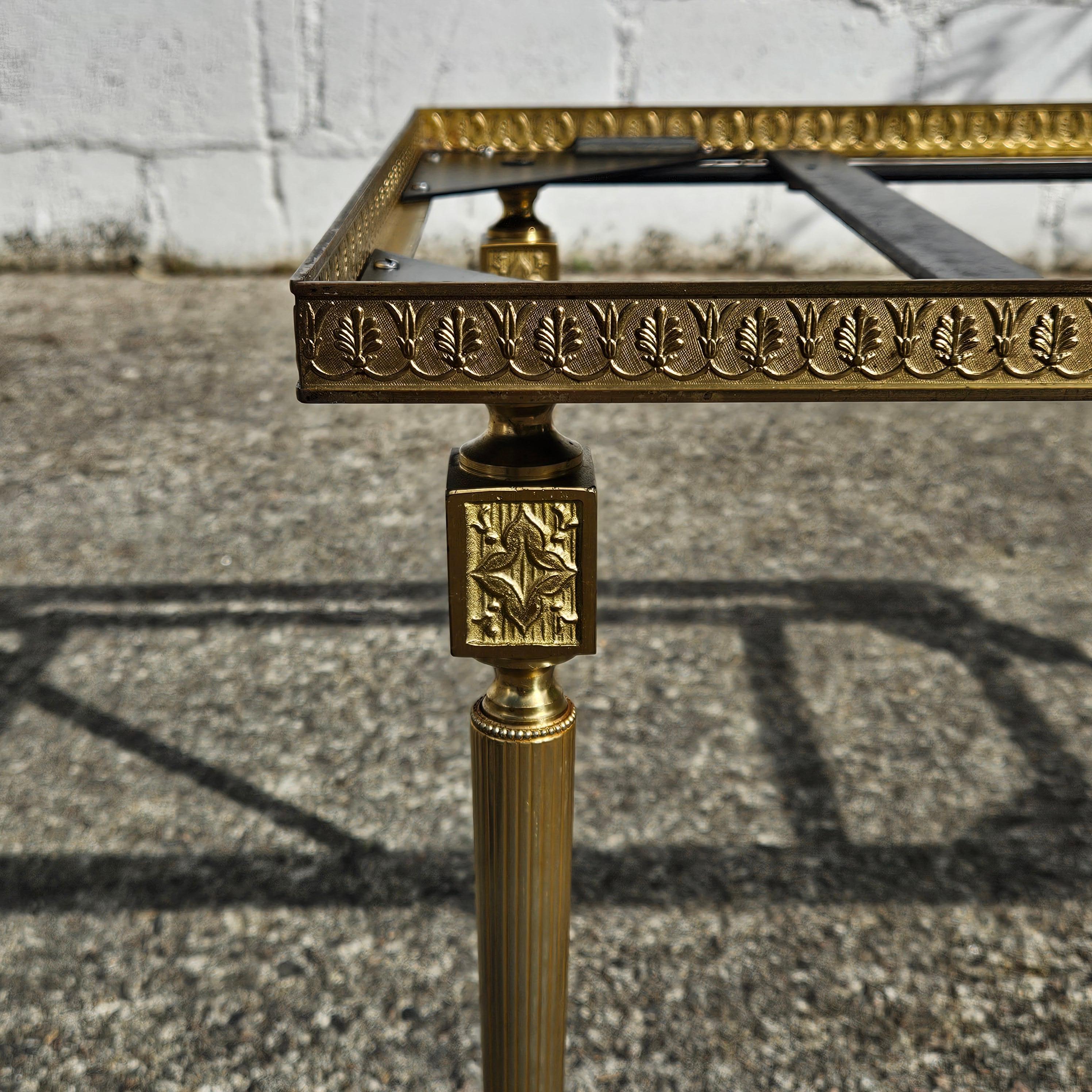 Mesa de centro francesa vintage de mármol y latón-Mesa de salón-Estilo Regencia años 60 en venta 4