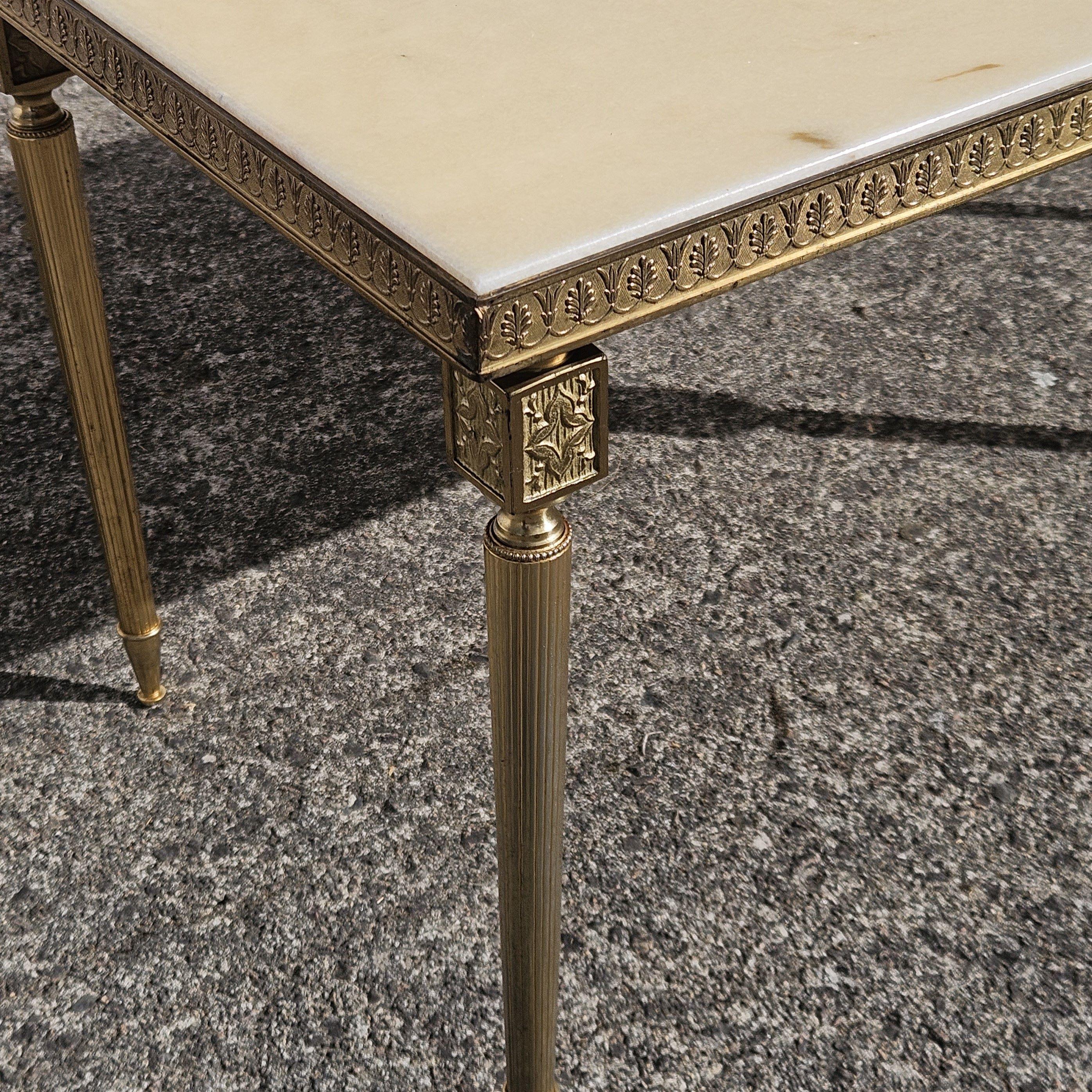 Mesa de centro francesa vintage de mármol y latón-Mesa de salón-Estilo Regencia años 60 en venta 5