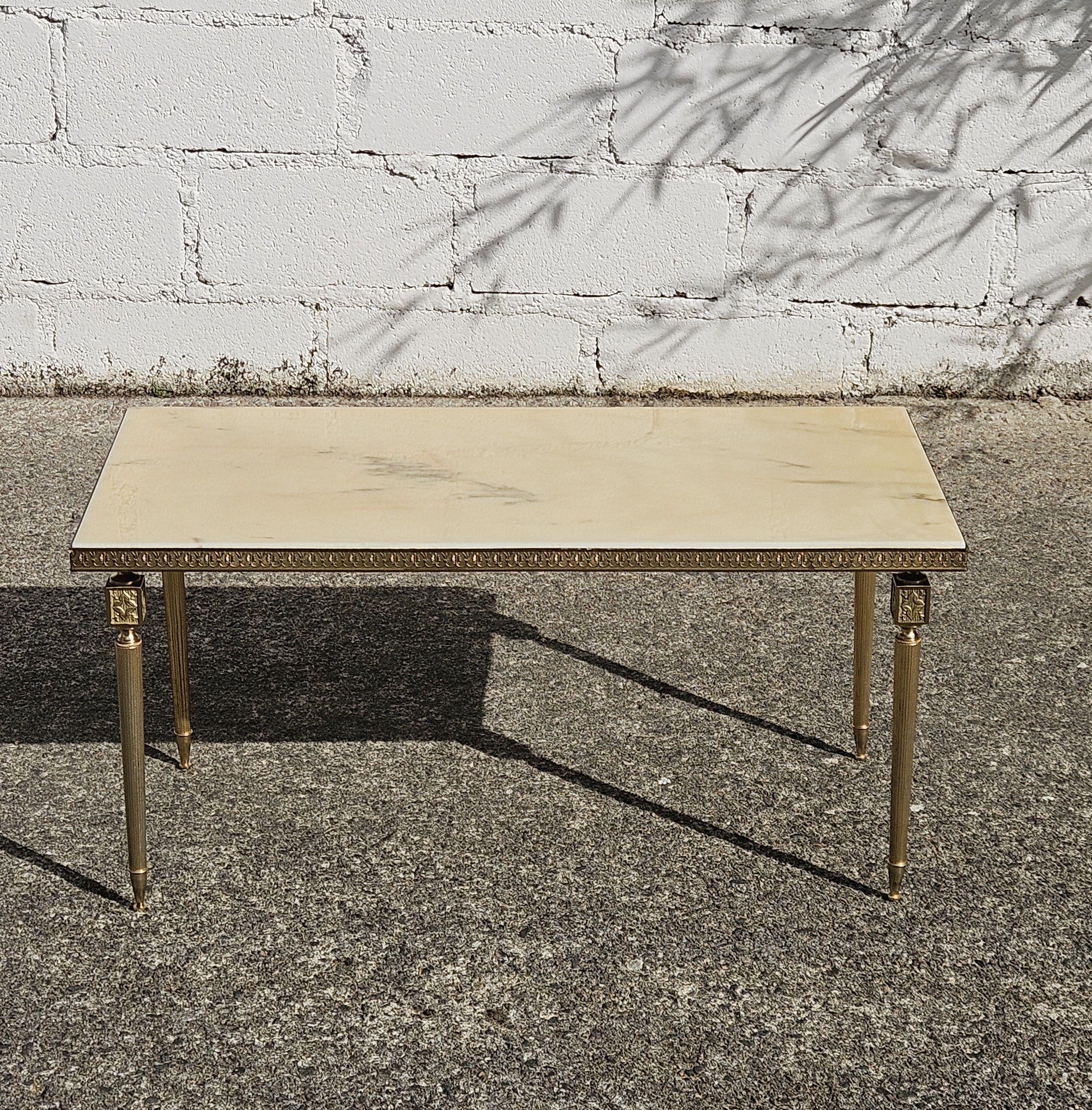 Mesa de centro francesa vintage de mármol y latón-Mesa de salón-Estilo Regencia años 60 Regencia de Hollywood en venta