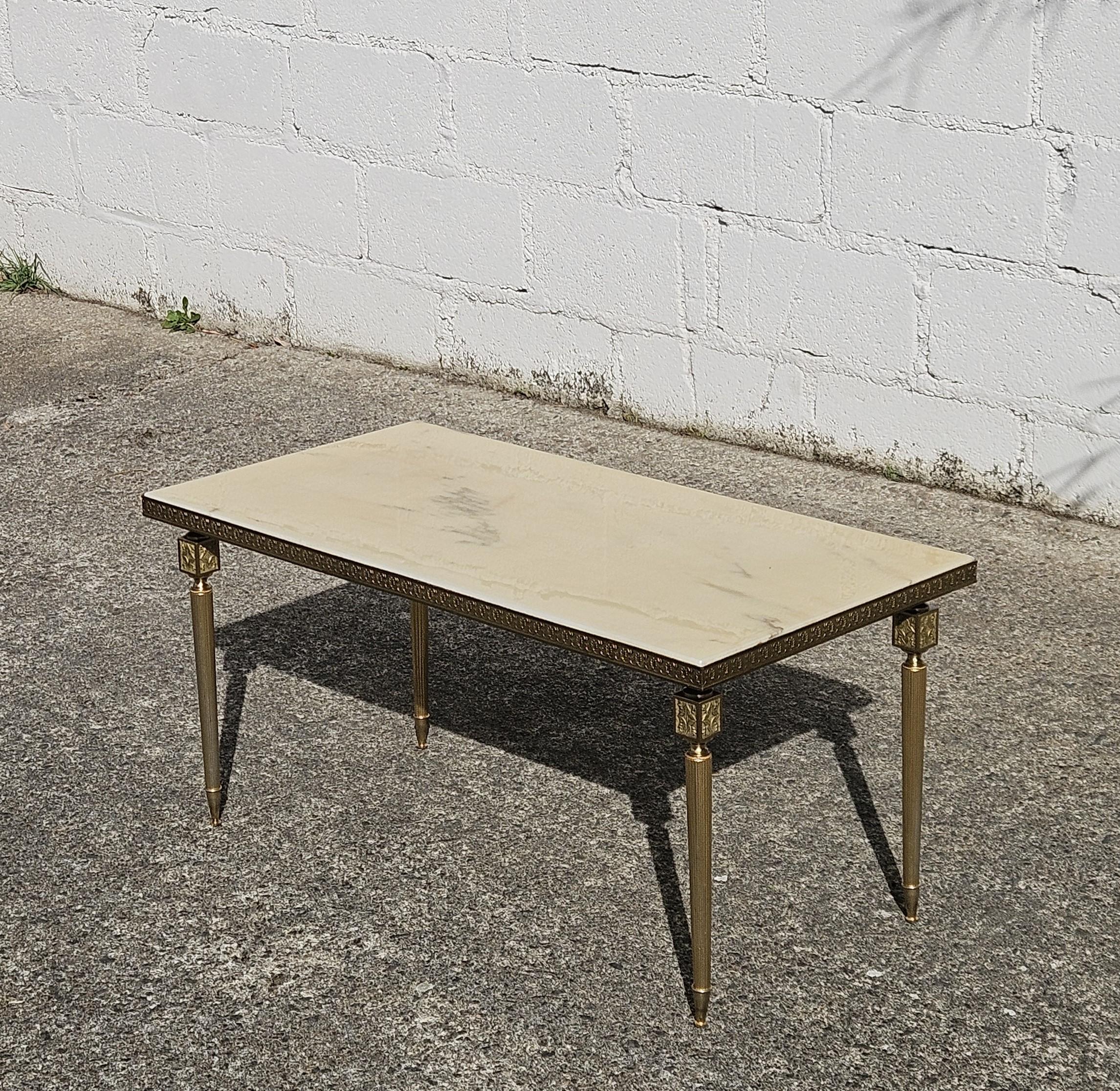 Mesa de centro francesa vintage de mármol y latón-Mesa de salón-Estilo Regencia años 60 Metal en venta
