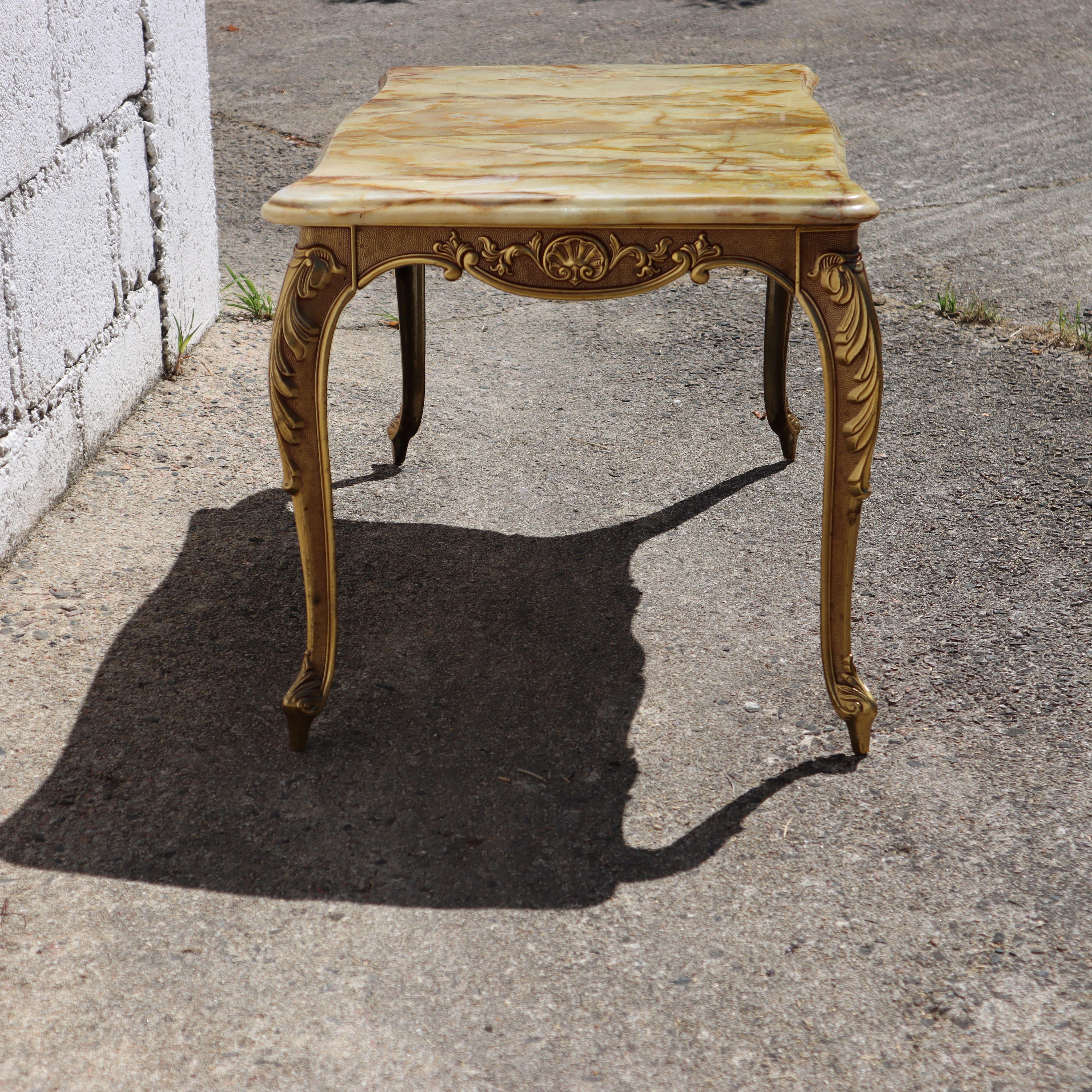 Tavolino da caffè francese d'epoca in marmo e ottone - Tavolo da salotto in stile Luigi XV - Anni '60 in vendita 3