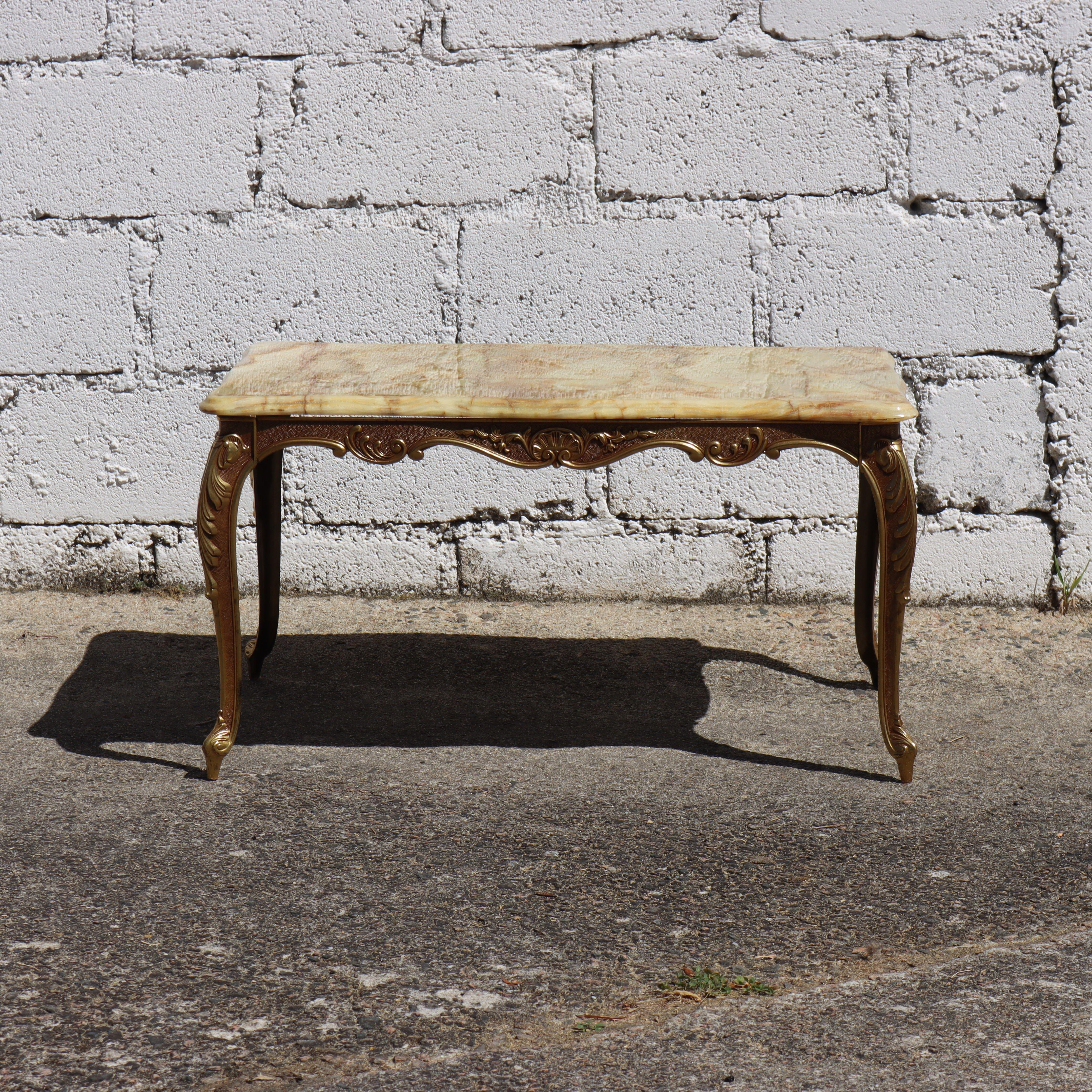 Tavolino da caffè vintage francese in marmo e ottone -  Tavolo da salotto in stile Luigi XV degli anni '60. 
Questo piano in marmo presenta un'elegante forma da tavolo dai colori splendidi, con un bellissimo mix di madreperla, giada, arancione e