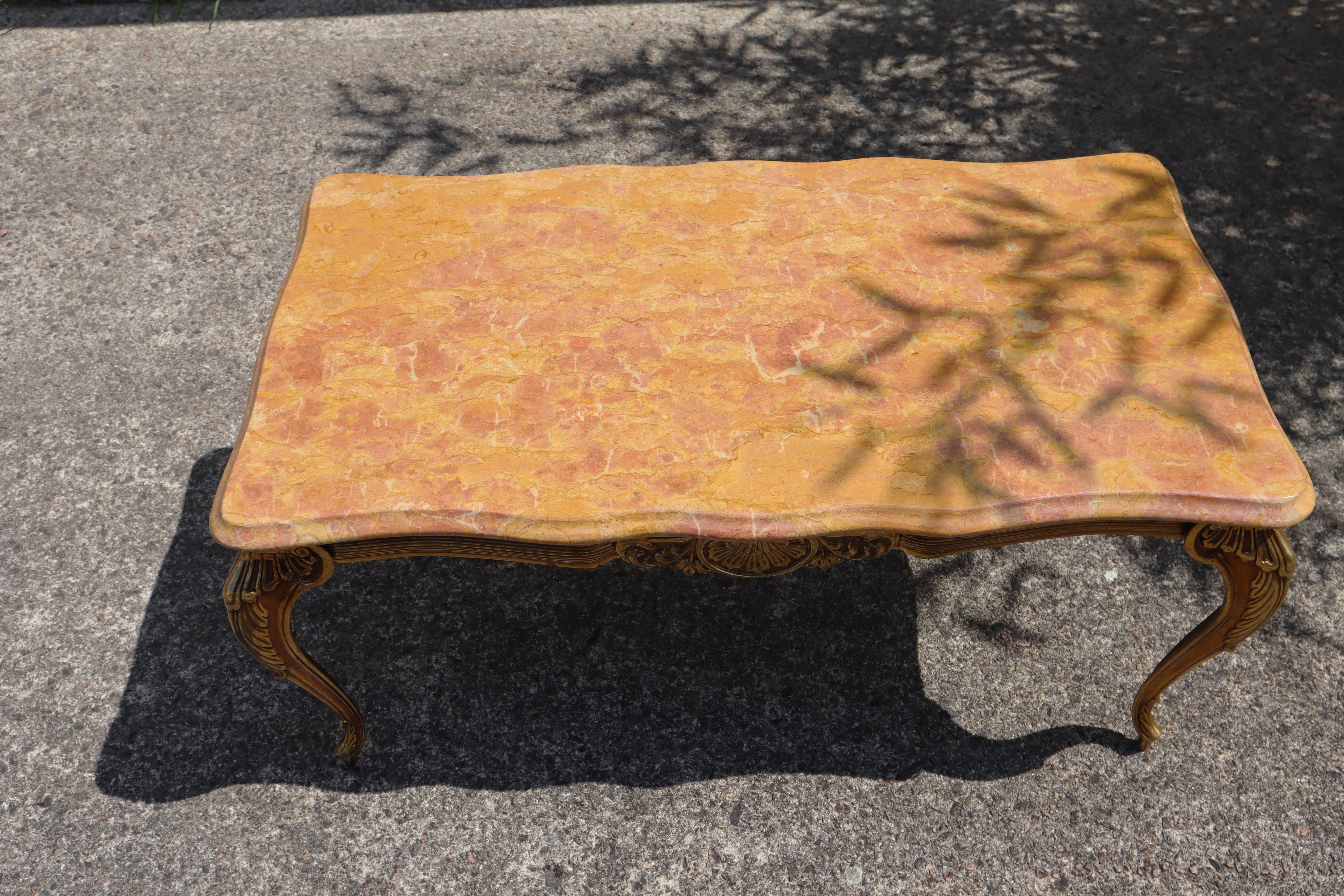 Mesa baja vintage francesa de mármol y latón - Mesa de salón -Estilo Luis XV en venta 3