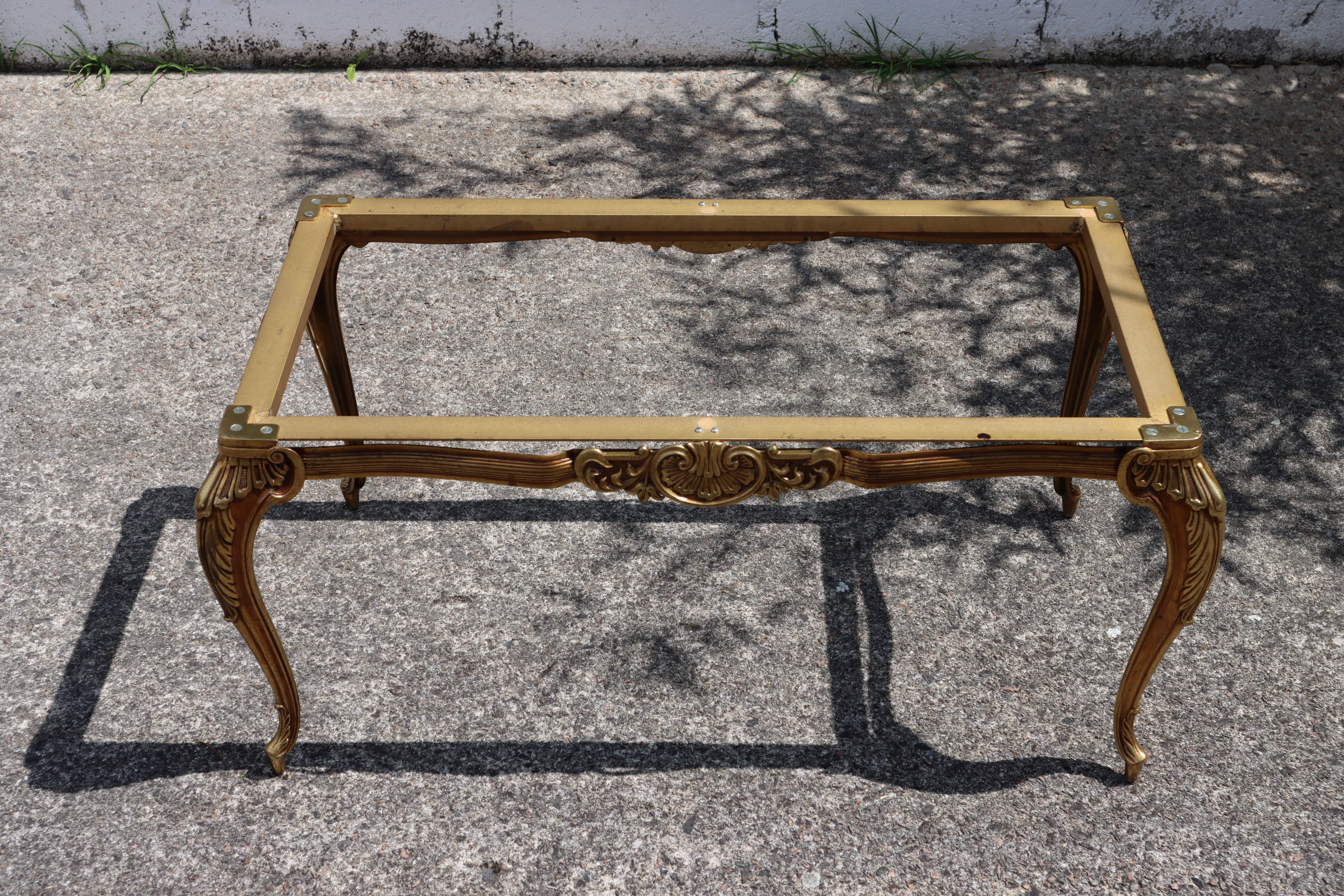 Mesa baja vintage francesa de mármol y latón - Mesa de salón -Estilo Luis XV en venta 4