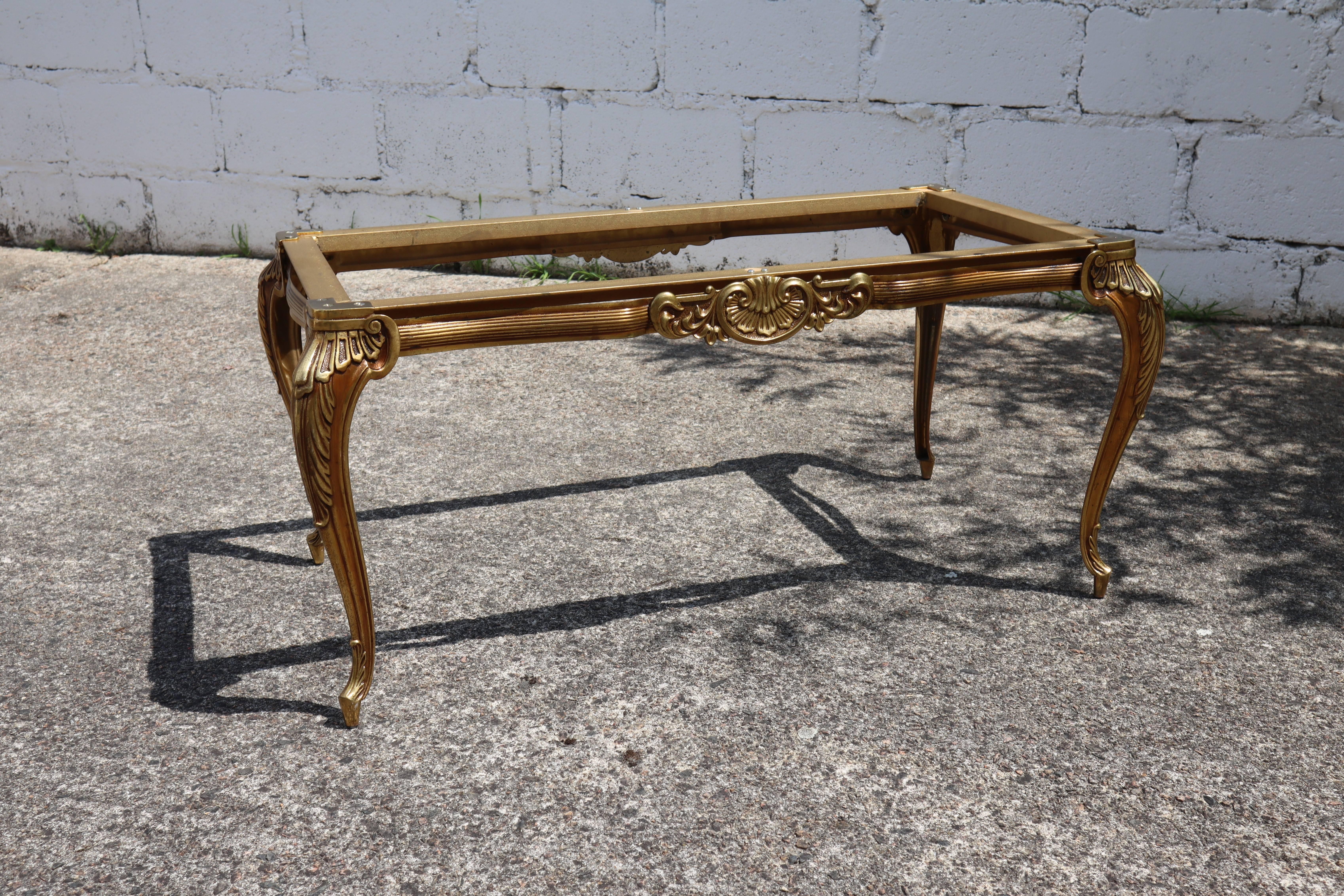 Mesa baja vintage francesa de mármol y latón - Mesa de salón -Estilo Luis XV en venta 5