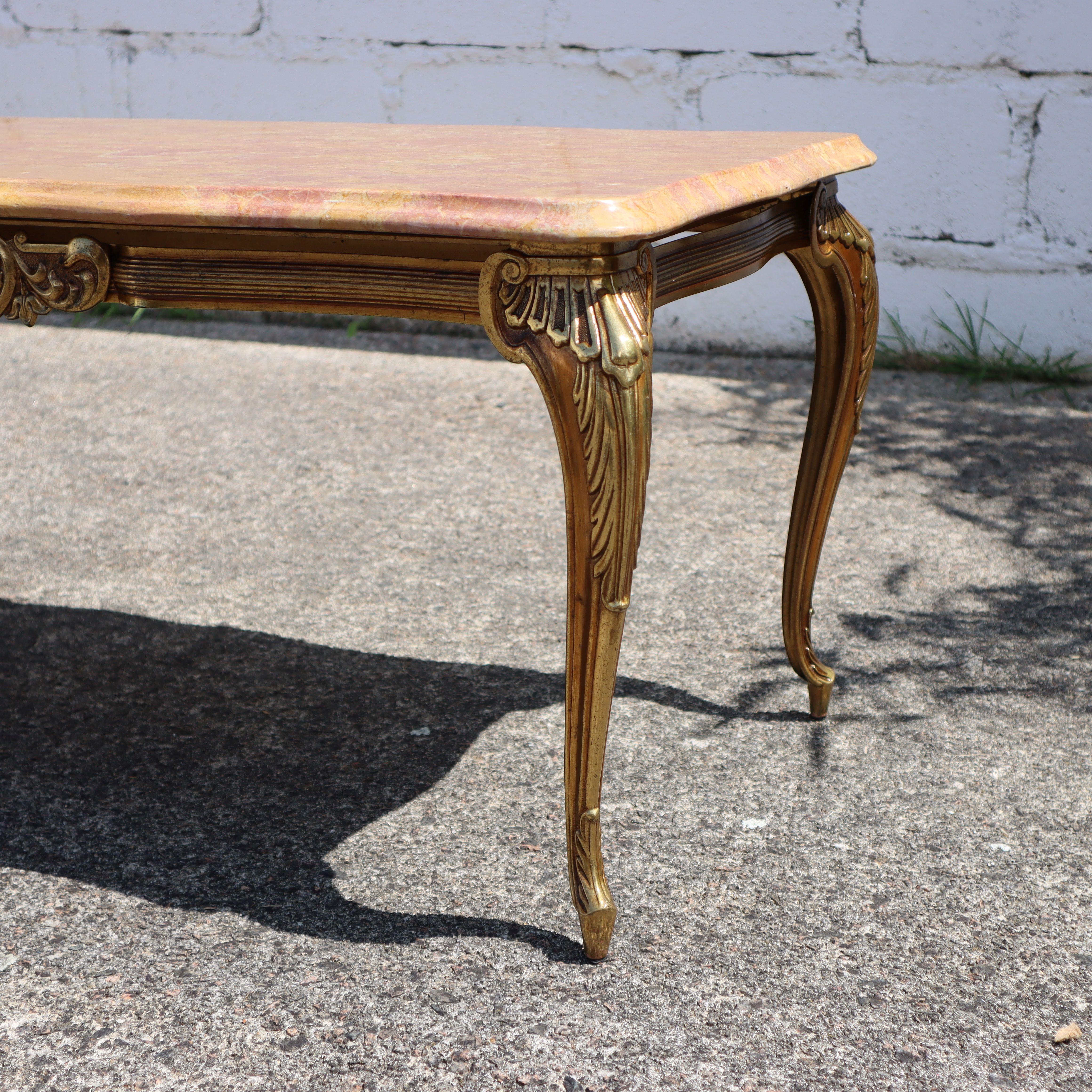 Mesa baja vintage francesa de mármol y latón - Mesa de salón -Estilo Luis XV en venta 6