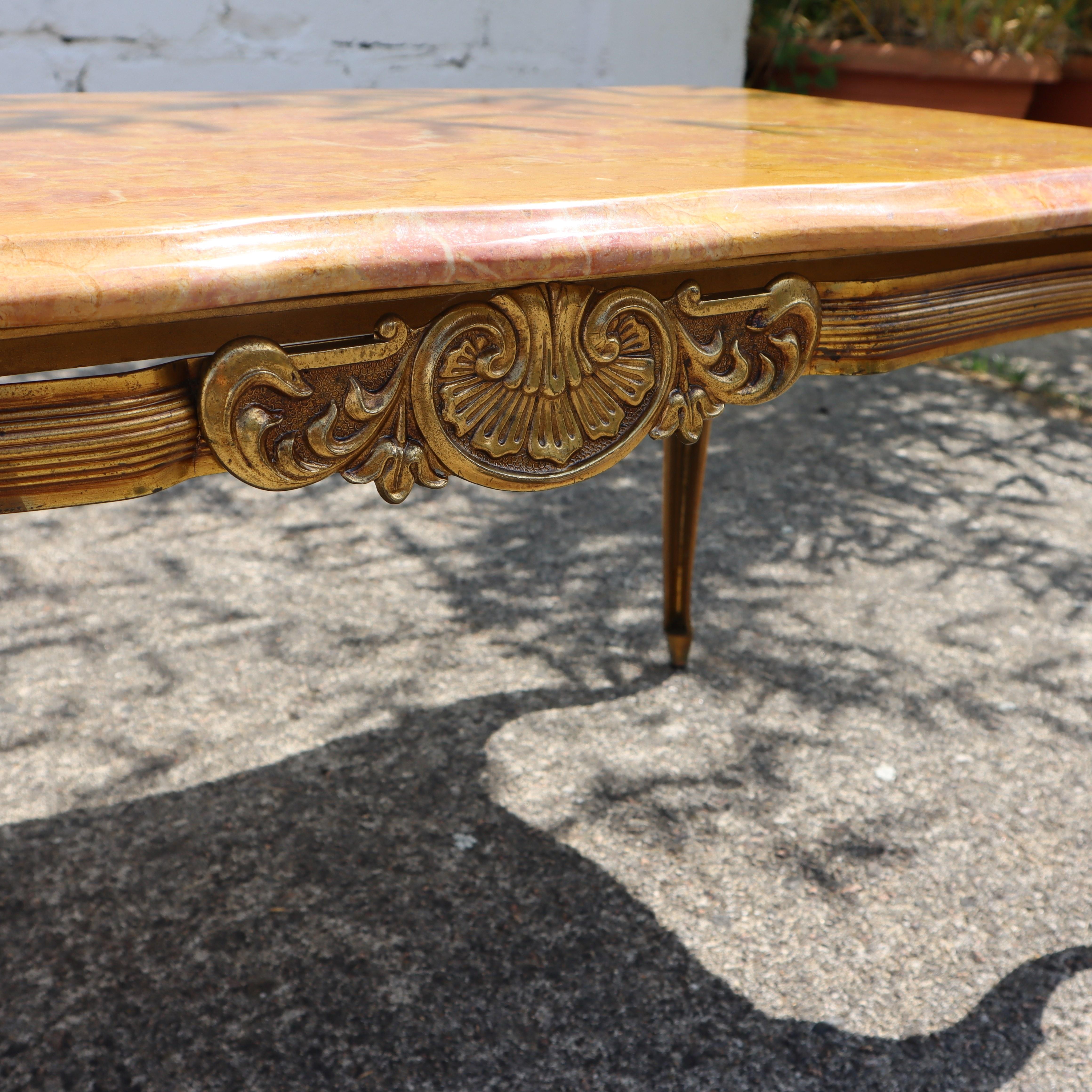 Mesa baja vintage francesa de mármol y latón - Mesa de salón -Estilo Luis XV en venta 8