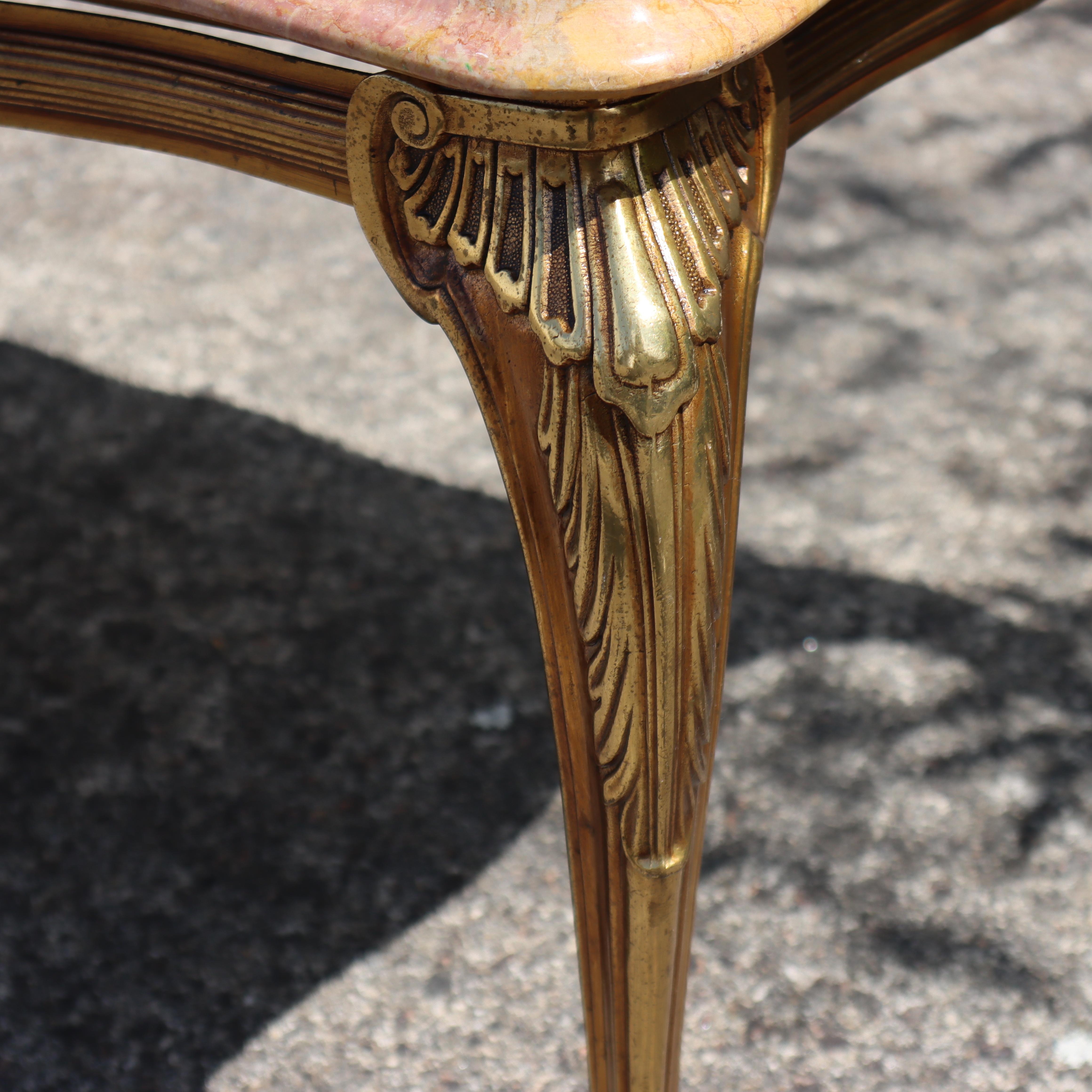 Mesa baja vintage francesa de mármol y latón - Mesa de salón -Estilo Luis XV en venta 9