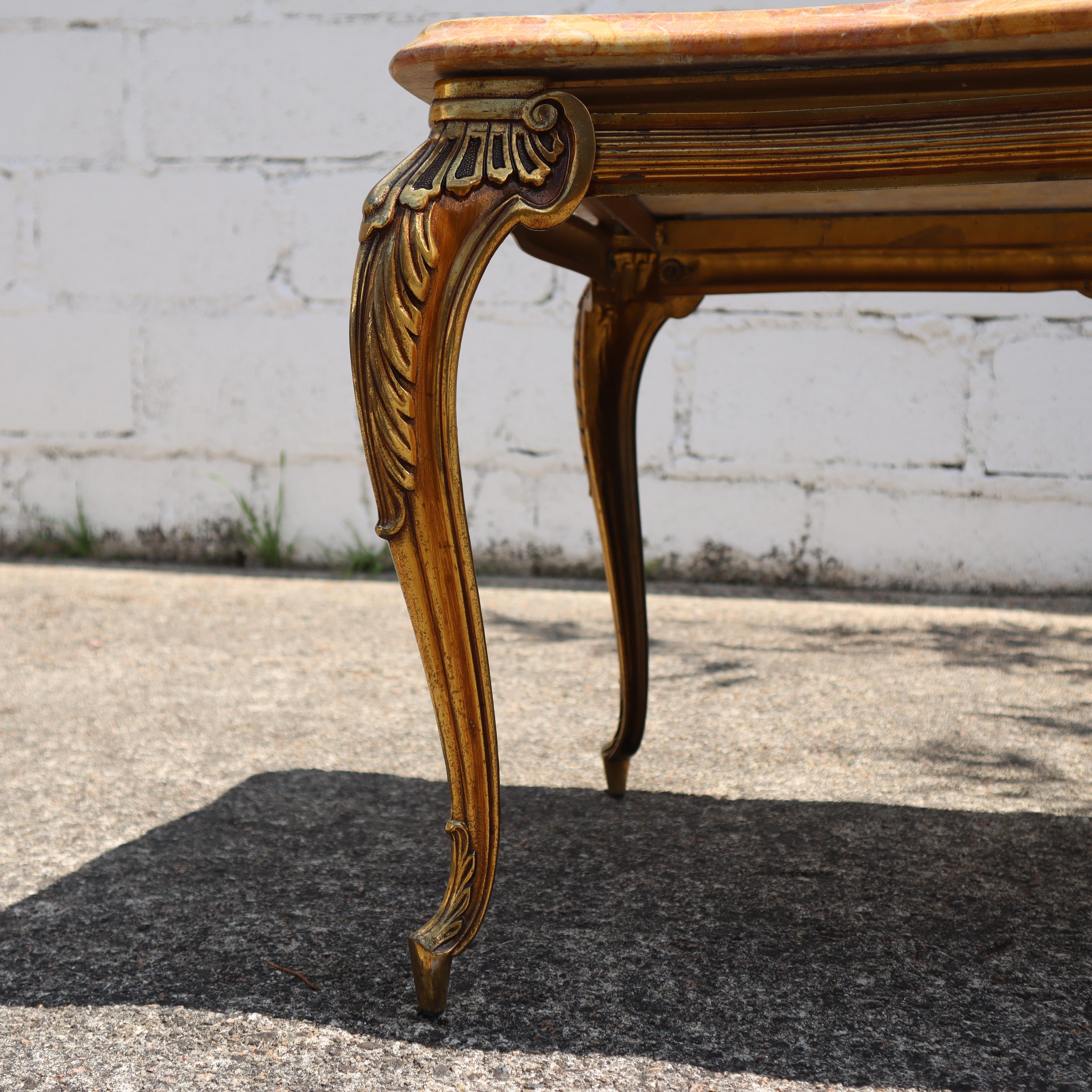 Mesa baja vintage francesa de mármol y latón - Mesa de salón -Estilo Luis XV en venta 10