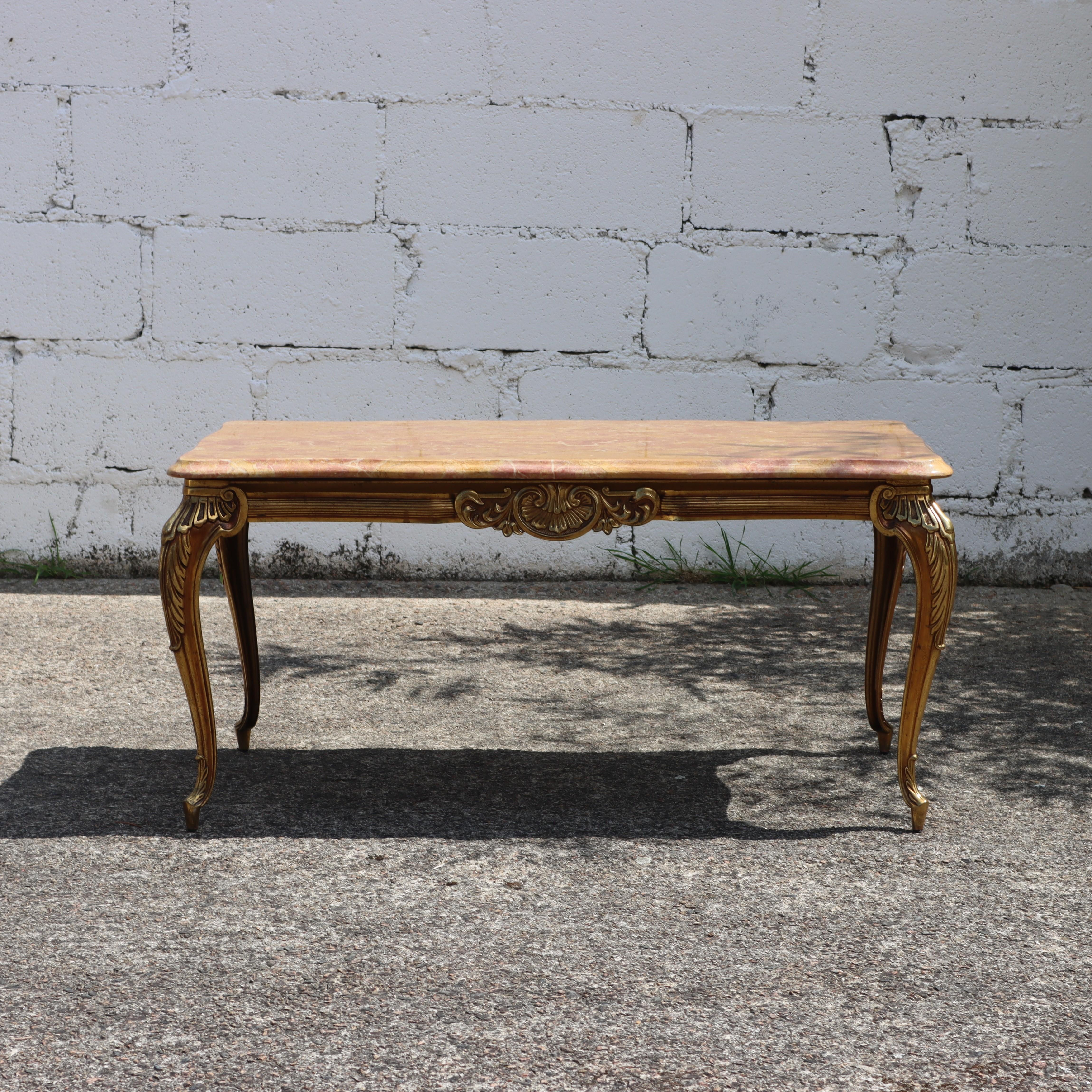 Mesa de centro francesa vintage de mármol y latón-Mesa de salón vintage - Estilo barroco de los años 70
Elegante Forma de Mesa - Colores espléndidos - Tapa de Mármol en hermosa mezcla de beige anaranjado,rosa,mostaza y blanco hueso con Patrón