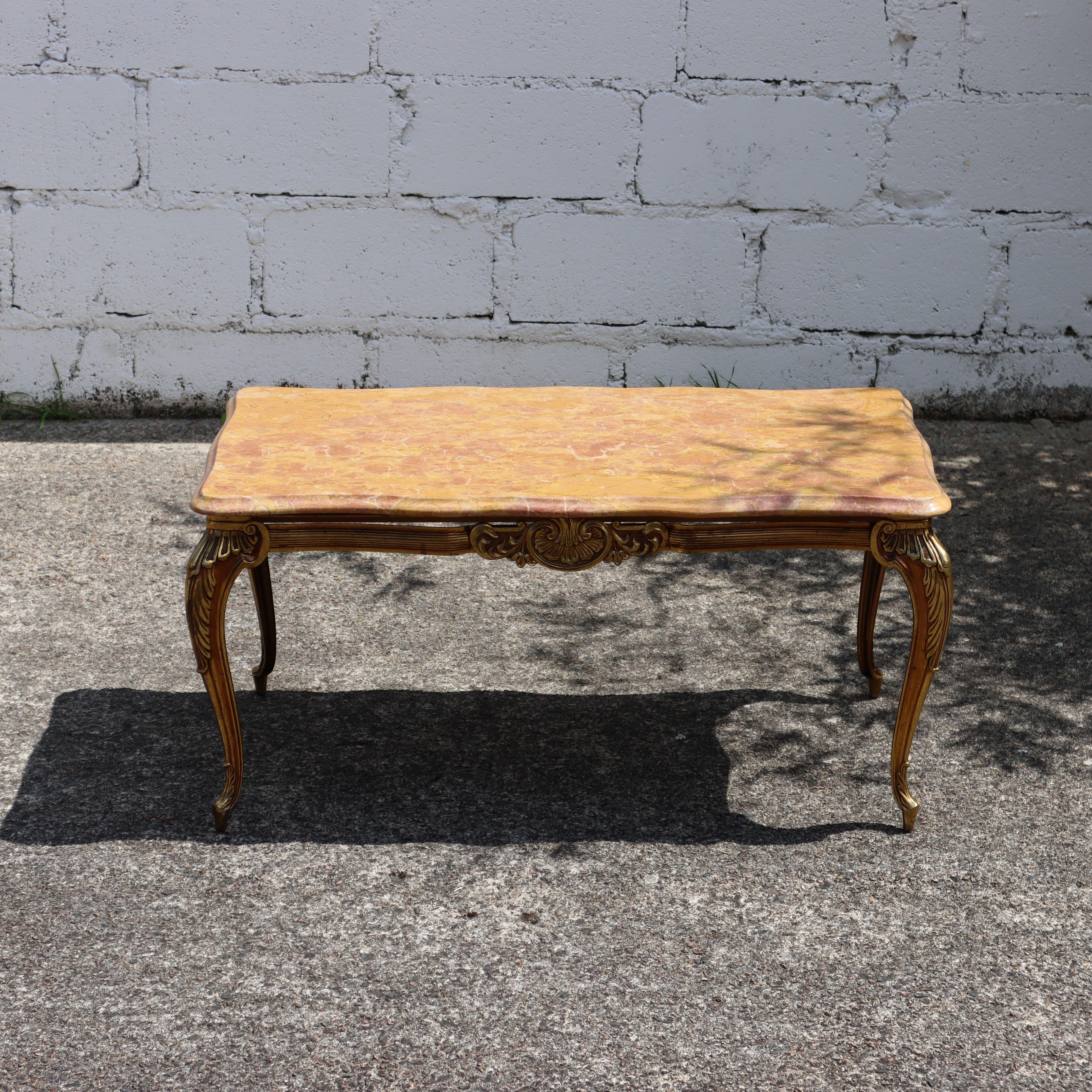 Mesa baja vintage francesa de mármol y latón - Mesa de salón -Estilo Luis XV Francés en venta